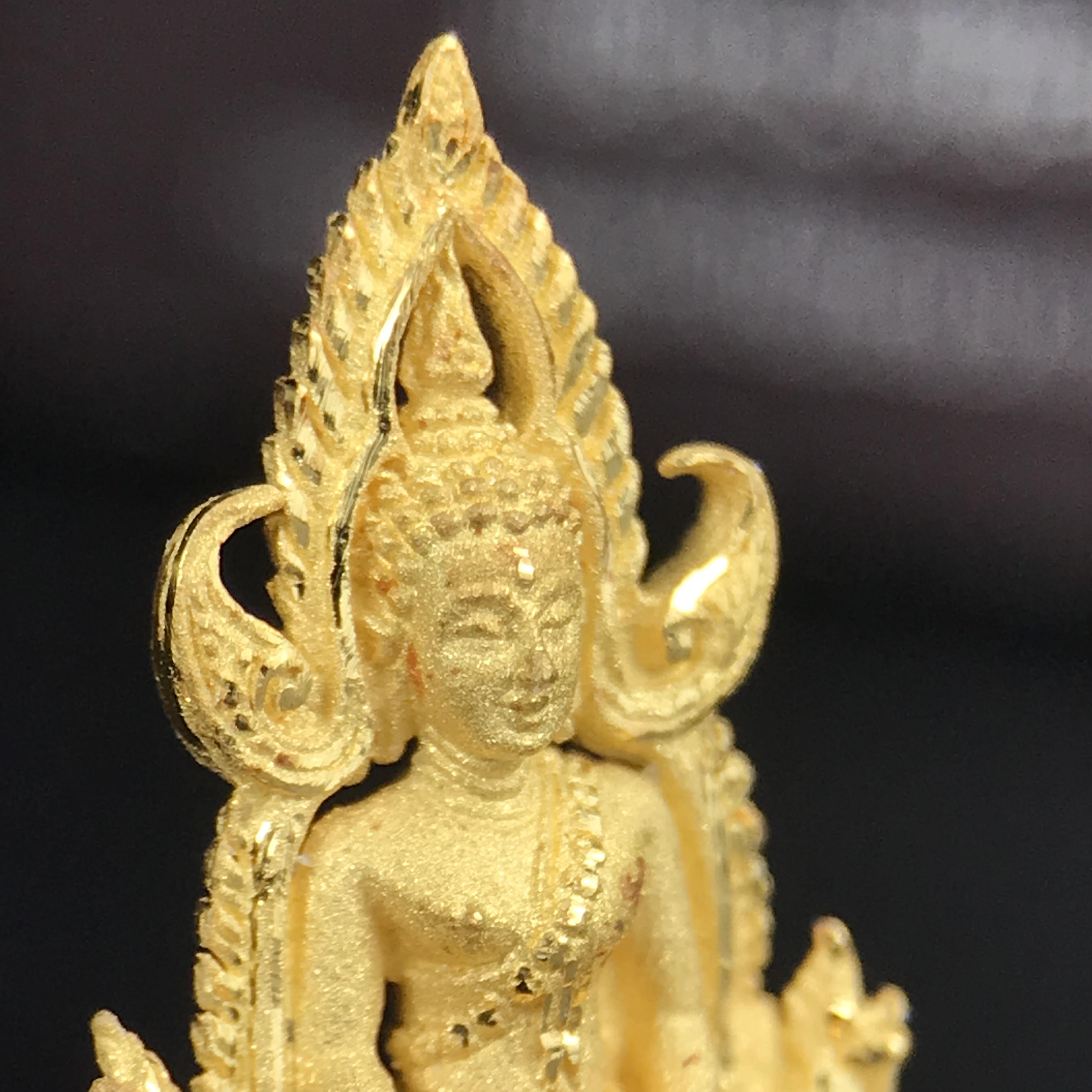 พระพุทธชินราช ภปร. โครงการ "เพราะแผ่นดินนี้ คือ แผ่นดินเกิด" ปี 2548(รุ่นแรก) ลอยองค์เนื้อทองคำบริสุทธิ์ 96.5% (น้ำหนัก 2.5 กรัม) หน้าตัก 1/4 นิ้ว (ขนาด 1.6 x1.1 ซม.) พุทธศิลป์งดงามทรงคุณค่า รุ่นยอดนิยม