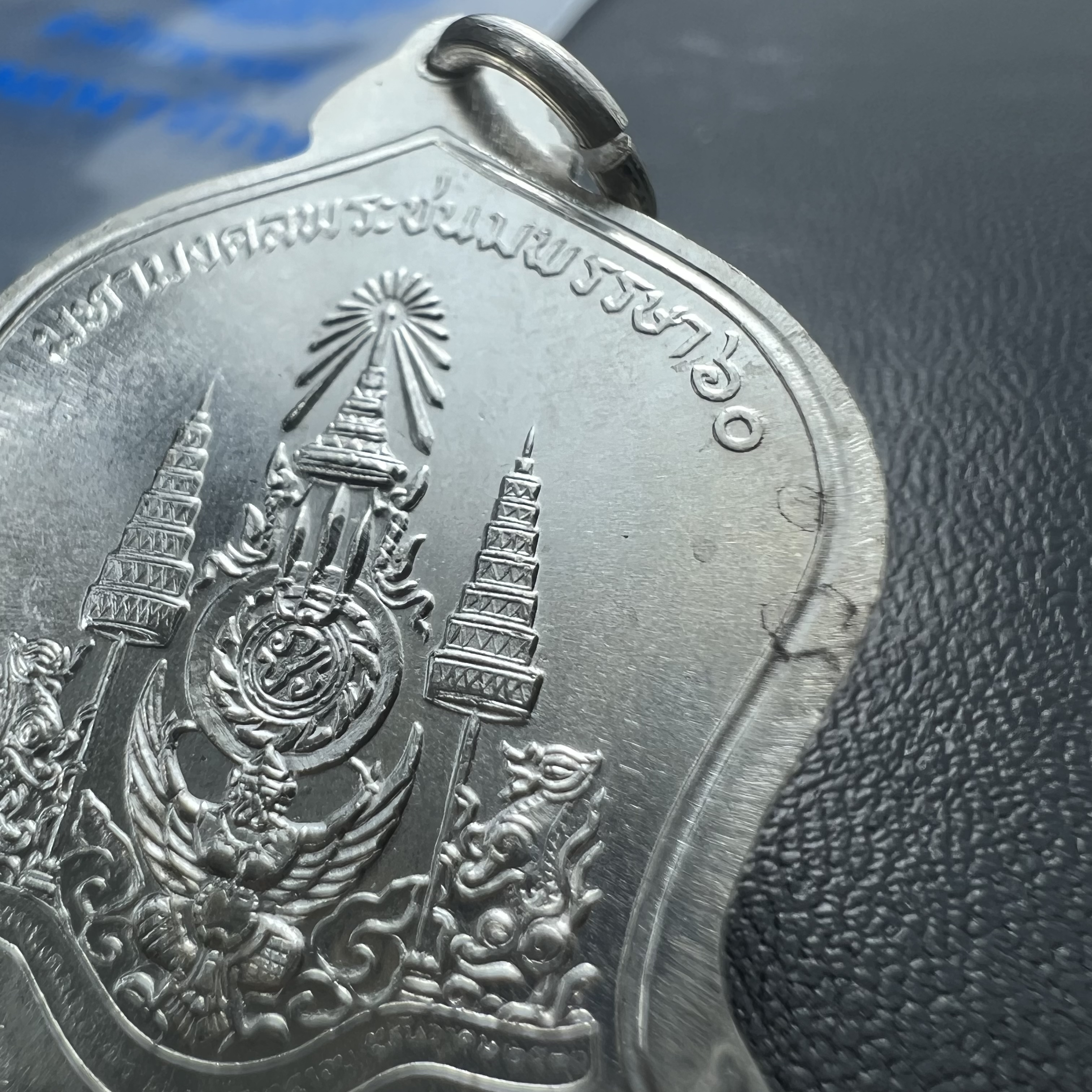 เหรียญเสมาที่ระลึกเนื่องในวโรกาสมหามงคลเฉลิมพระชนมพรรษาในหลวงรัชกาลที่9 ครบ 5 รอบ 60 พรรษา ปี 2530 จัดสร้างโดยกรมธนารักษ์ กระทรวงการคลัง เนื้อเงิน(คัดสภาพสวยซีนซองเดิม)(ทรงเสมาระฆังคว่ำ)เนื้อเงินสร้างน้อย 1 ใน 8602 เหรียญ