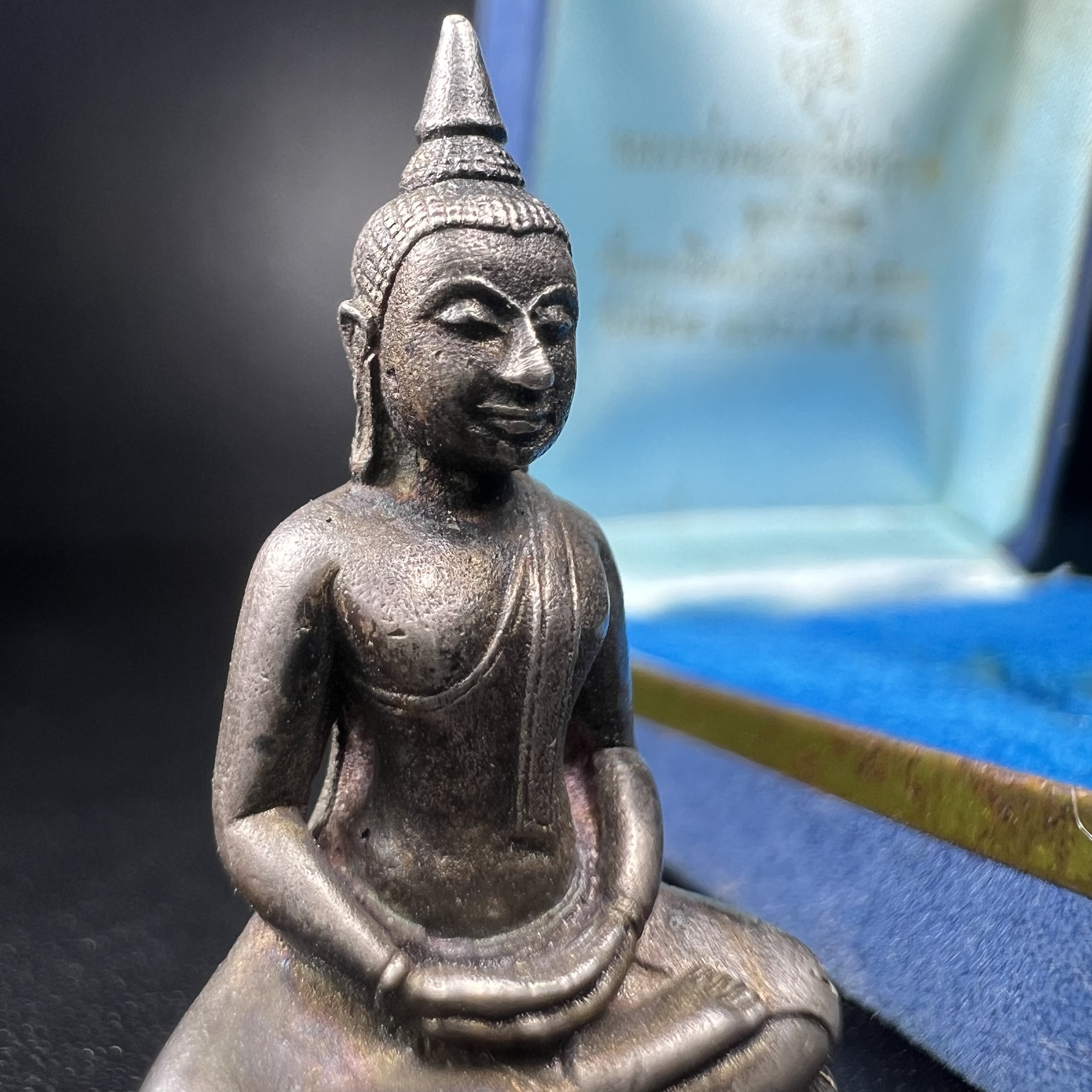 หลวงพ่อพระพุทธโสธร รุ่น ญสส. ปี 2533 พิมพ์ใหญ่เนื้อเงินผสมชนวน ผิวเดิมสวยเข้มขลังพร้อมกล่องบรรจุเดิมครบ(สมเด็จพระญาณสังวร สมเด็จพระสังฆราช เสด็จเป็นองค์ประธานเททอง)พระดีพิธีใหญ่ชนวนมวลสารเข้มขลังและเป็นอีกหนึ่งผลงานของนายช่างเกษม มงคลเจริญ งดงามทรงคุณค่า