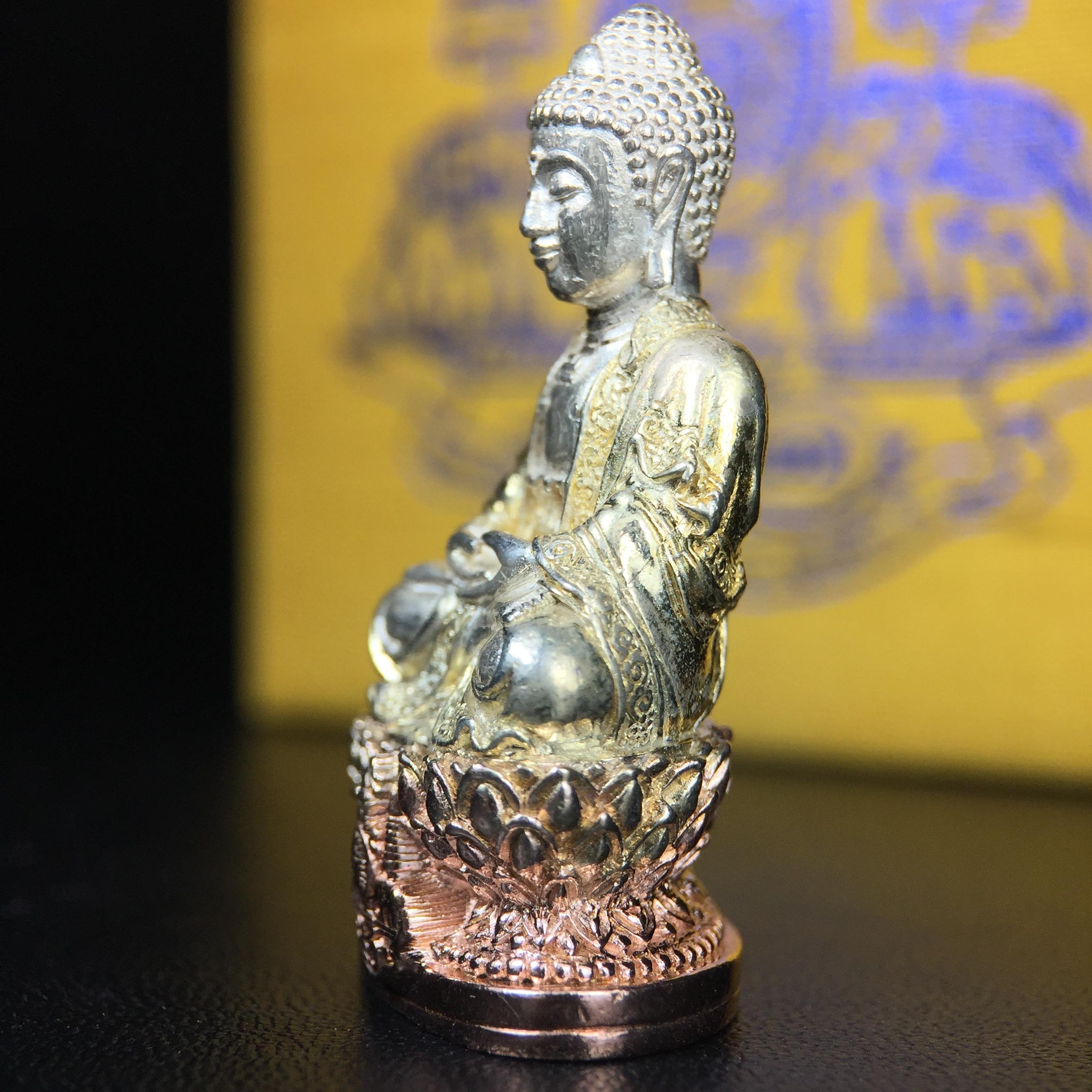 พระกริ่งจีน "ต้าเยิ่นถะ" รุ่น กาญจนาภิเษก ครองราชย์ 50 ปี วัดบวรนิเวศวิหาร ปี2538 เนื้อเงินสามกษัตริย์ สูง 3.8 ซม. (คัดสภาพสวยเดิม พิธีใหญ่ พุทธศิลป์งดงาม)