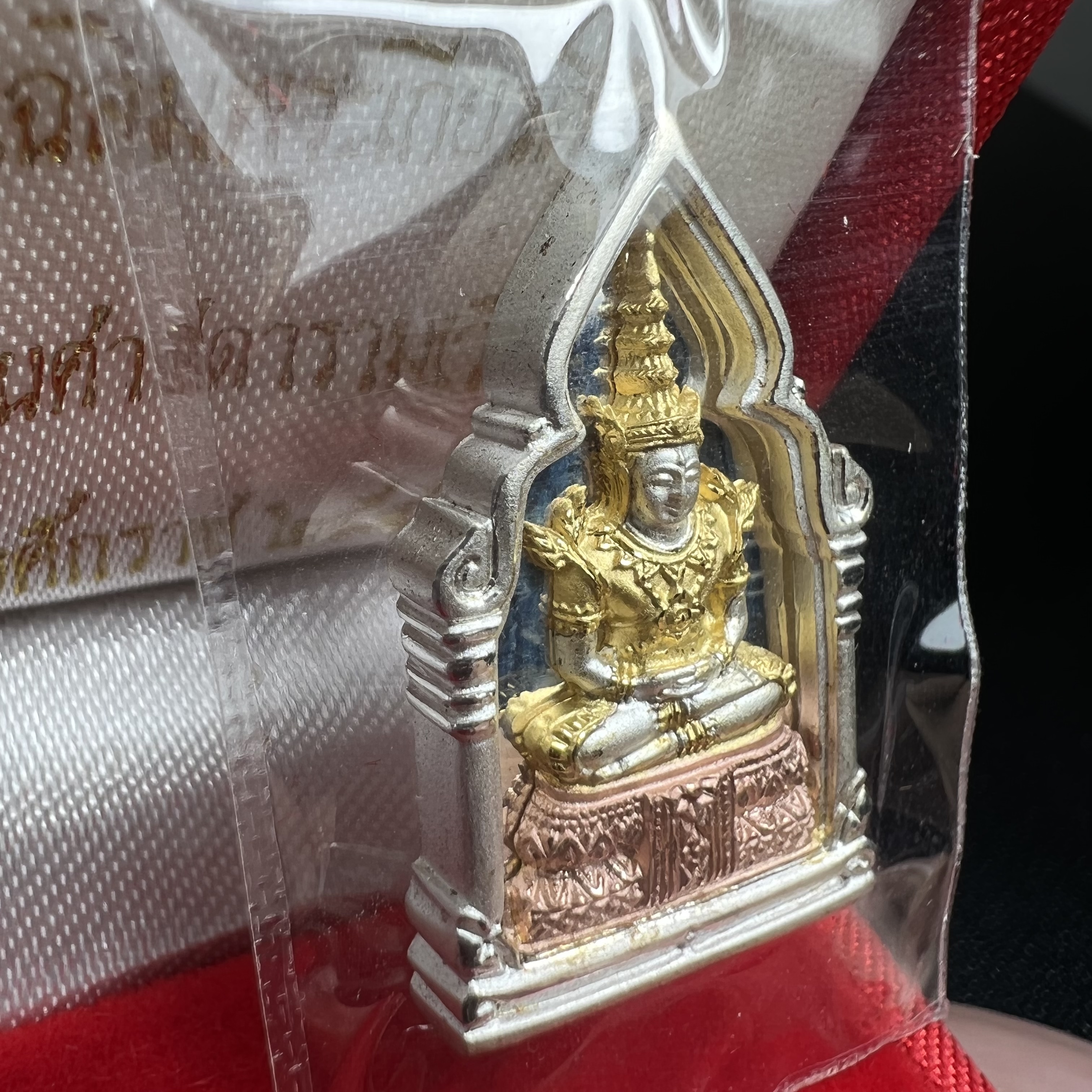 พระพุทธมหามณีรัตนปฎิมากร(พระแก้วมรกต)รุ่น เฉลิมพระเกียรติ วัดพระศรีรัตนศาสดารามราม(วัดพระแก้ว) ปี2543 เนื้อเงินสามกษัตริย์พิมพ์ซุ้มกนกเล็ก สภาพสวยซีนเดิมกล่องครบ