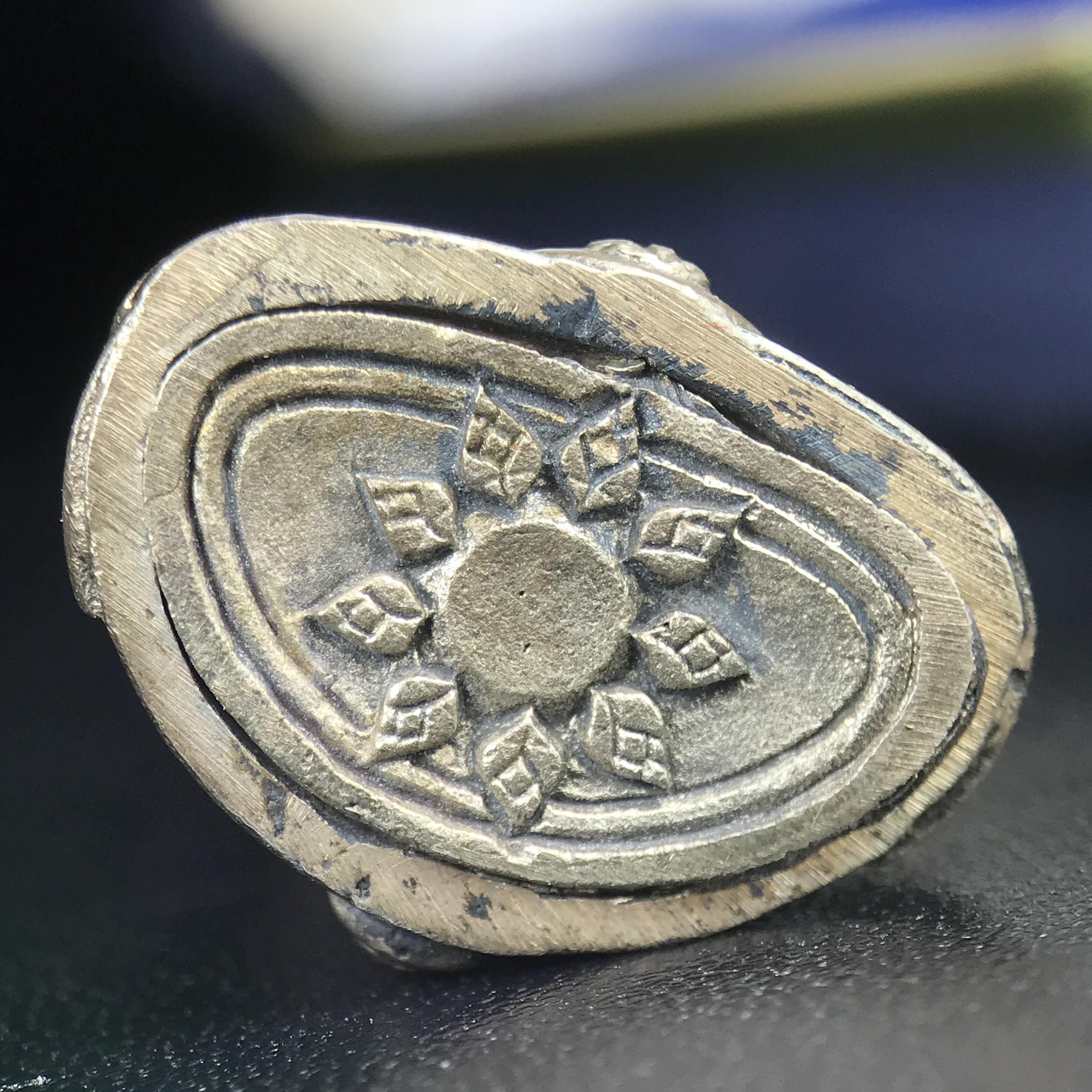 พระกริ่งนวปทุม ภปร. วัดปทุมวนาราม ปี 2535 เนื้อเงิน(ผิวเดิม ผิวน้ำทองทั่วองค์ สวย งดงาม) ขนาดสูง 3.7 ซม. พร้อมกล่องพิเศษบรรจุเดิมครบสมบูรณ์ (ในหลวงรัชกาลที่9เสด็จเททอง)(1ใน3000องค์)นิยมหายาก