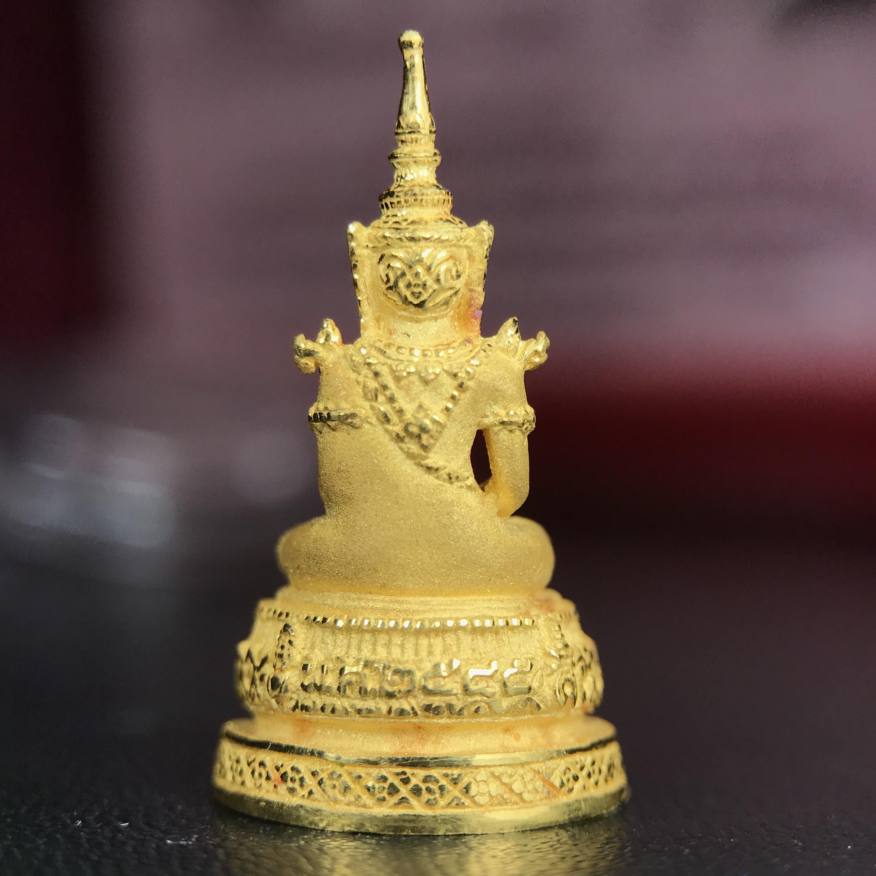 พระแก้วมรกต ภปร.(รุ่นแรก) ปี2545 จัดสร้างในมหาวโรกาส พระบาทสมเด็จพระเจ้าอยู่หัวรัชกาลที่ 9 ครบรอบ 75 พรรษา และฉลองกรุงรัตนโกสินทร์ครบ 220 ปี พิมพ์ลอยองค์เล็ก เนื้อทองคำบริสุทธิ์ 96.5%(6.5กรัม) ขนาด 10*19 มม. พร้อมกล่องเดิมสวยครบสมบูรณ์(1ใน2000องค์)หายาก