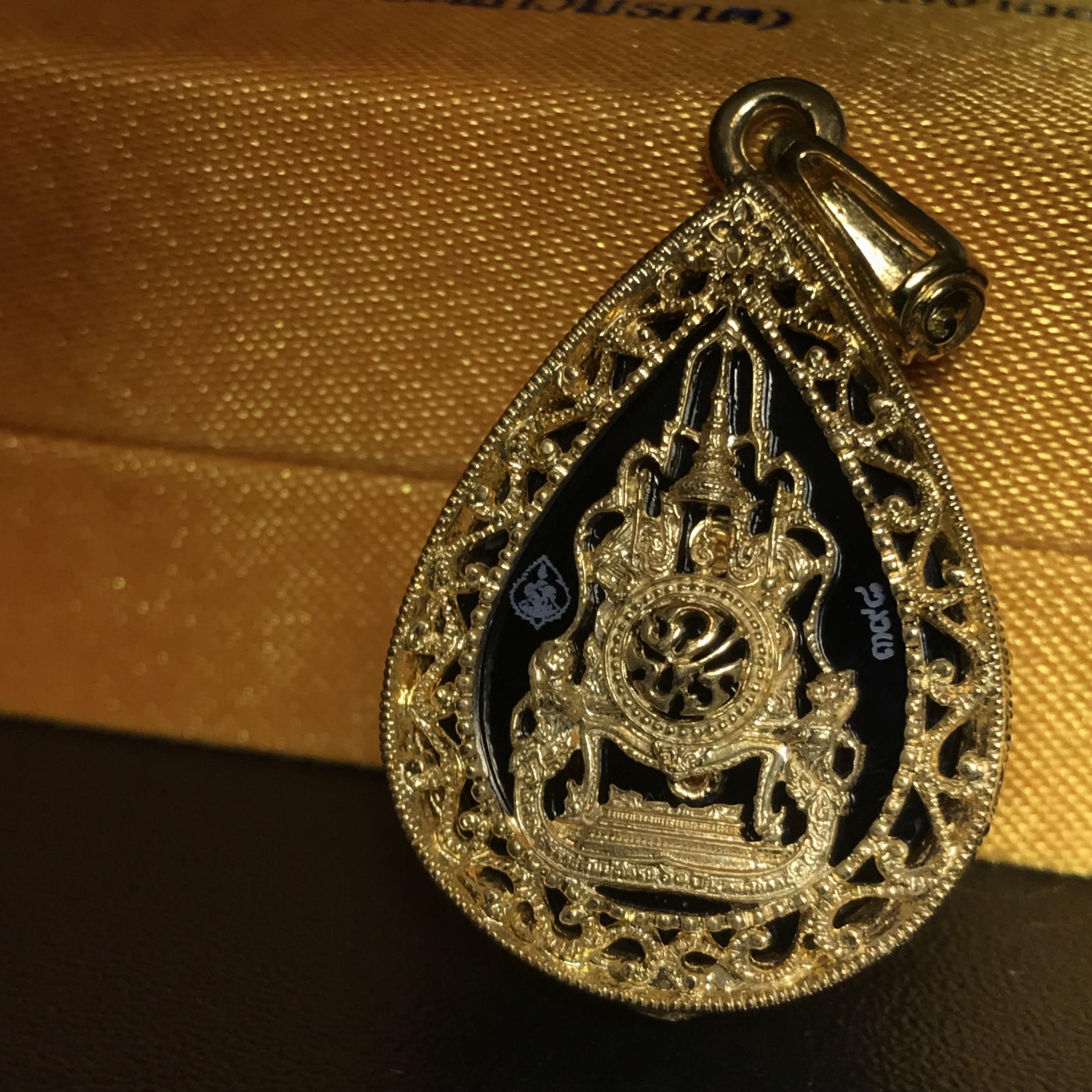 เหรียญพระแก้วมรกต(จำลอง)ทรงเครื่องฤดูร้อนแบบหยดน้ำ เนื้อทองคำ ด้านหลังตราสัญลักษณ์ฉลองสิริราชสมบัติครบ 60 ปี(1ใน1999องค์)(หายากมาก)