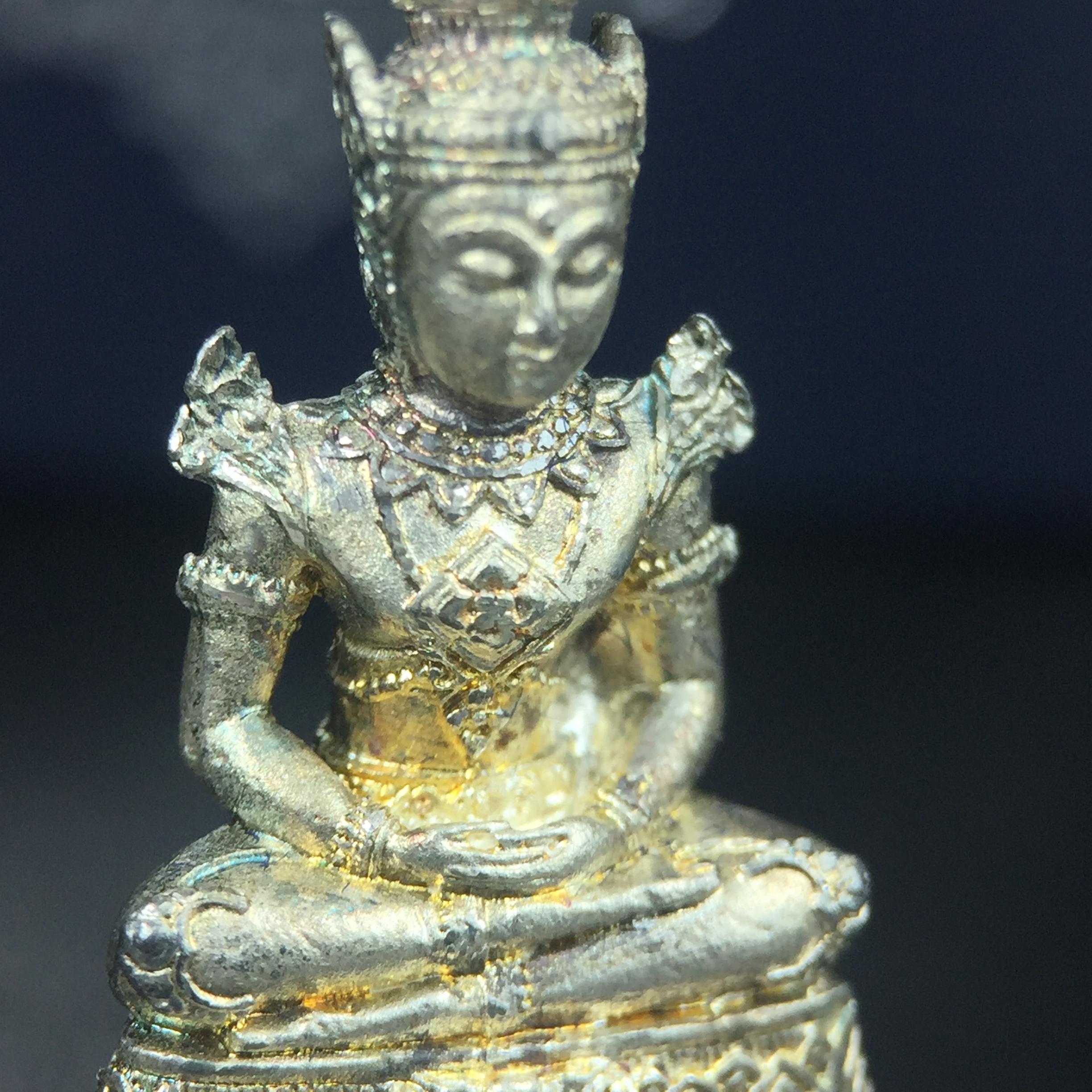 พระแก้วมรกต กรมสรรพสามิตจัดสร้างขึ้นเนื่องในโอกาสครบรอบ 64 ปีของกรมสรรพสามิต และเนื่องในวโรกาสที่พระบาทสมเด็จพระเจ้าอยู่หัวทรงครองราชย์ครบ50ปีเมื่อ พ.ศ.2539 เนื้อเงินทรายนวลขัดเงา(ผิวเดิมๆขึ้นสีรุ้งธรรมชาติสวย(สเน่ห์พระเนื้อเงินสีสันที่ธรรมชาติสรรค์สร้าง)