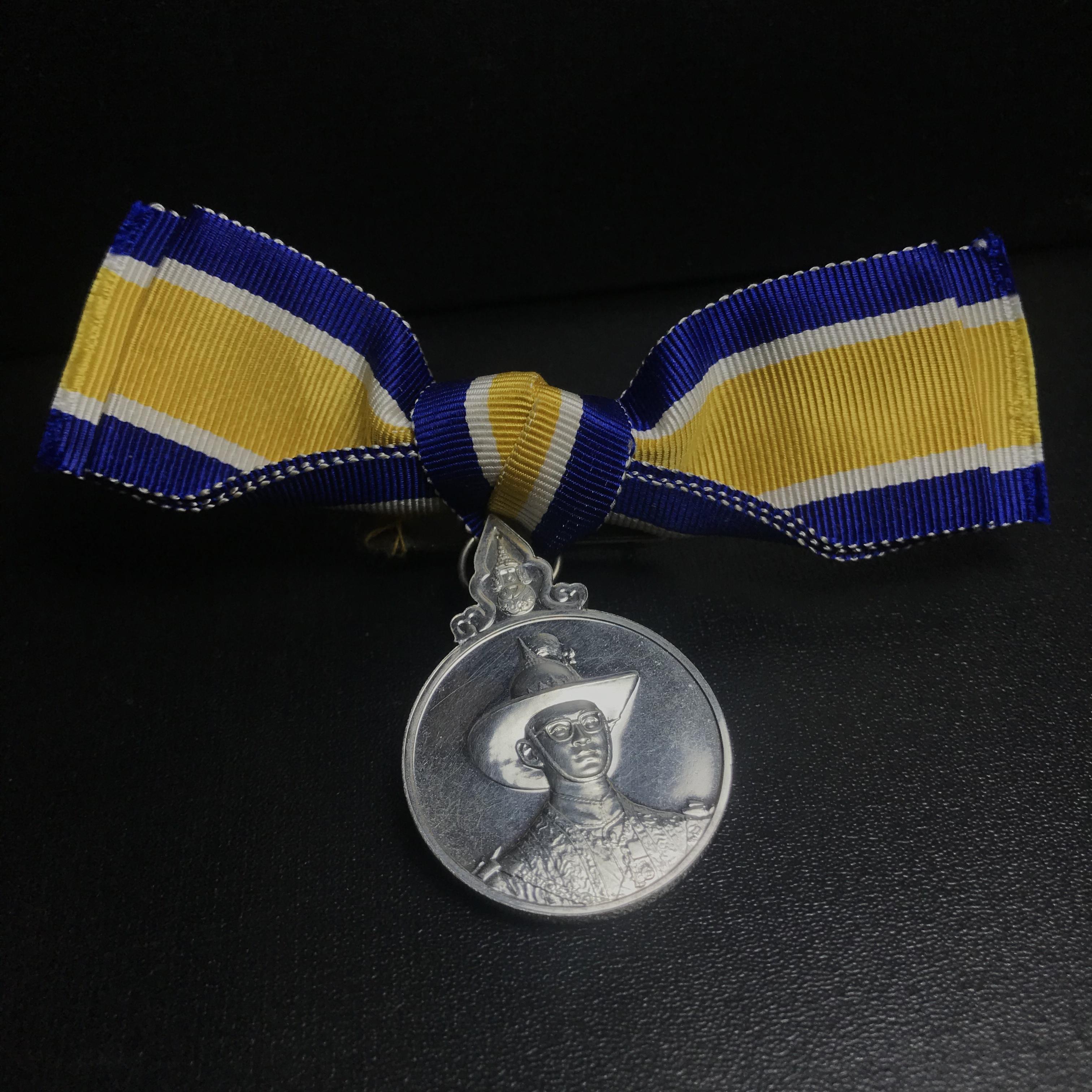 เหรียญที่ระลึกประดับแพรแถบ รัชกาลที่9 เฉลิมพระชนมพรรษา 6 รอบ 72 พรรษา (แบบสุภาพสตรี)