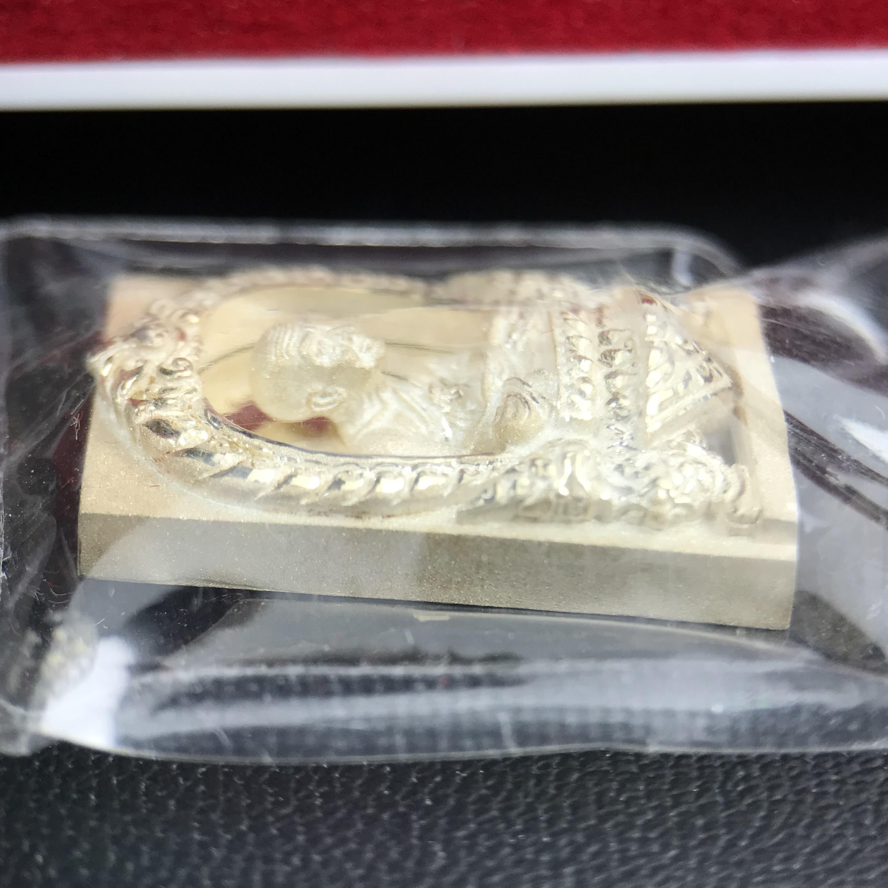 หลวงปู่ทวด รุ่นฉลองกรุงรัตนโกสินทร์ ๒๒๐ ปี วัดประสาทบุญญาวาส ปี 2545 เหรียญรูปเหมือนหลวงพ่อทวดด้านหลังพระหลวงพ่อทวดพิมพ์เตารีด เนื้อเงิน พ่นทราย ขัดเงาบางส่วน ขนาด 1.3 X 2 ซม. พุทธาภิเษกใหญ่ 3วาระ สภาพสวยซีนซองเดิมกล่องบรรจุเดิมครบสมบูรณ์(องค์หมายเลข ๙๒๑)