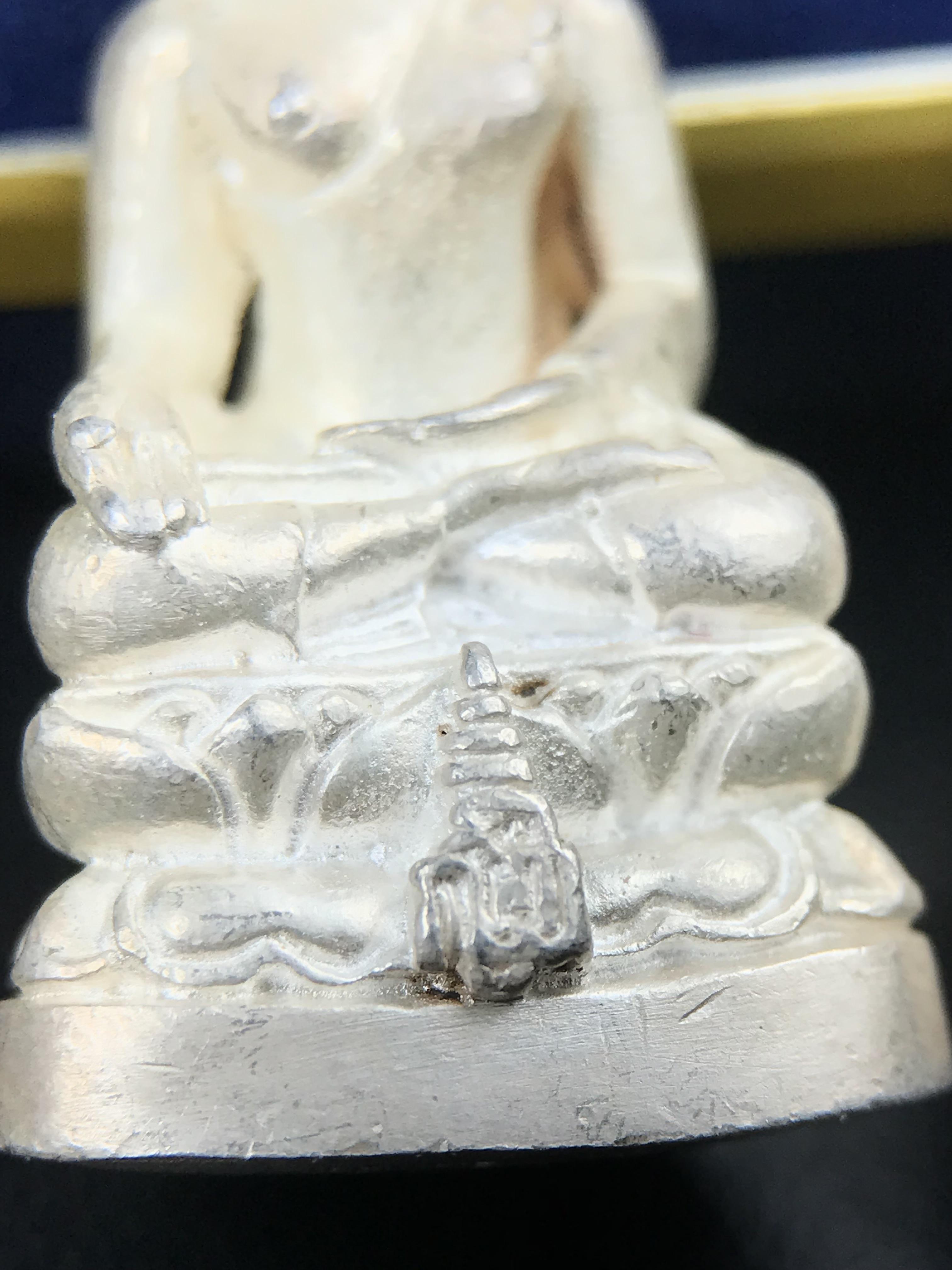 พระกริ่ง-พระชัยวัฒน์ ไพรีพินาศ ญสส.รุ่น นวฤทธิ์โภคทรัพย์ ปี 2544 อุดผงพุทธคุณ บรรจุมวลสารจิตรลดา และเส้นพระเกศาของสมเด็จพระญาณสังวร พระสังฆราชฯ พร้อมกล่องบรรจุเดิม เนื้อเงิน ก้นทองคำ(พิมพ์กรรมการ)ชุดหมายเลข ๒(1ใน 89 ชุด) หายากพบเจอน้อยมาก