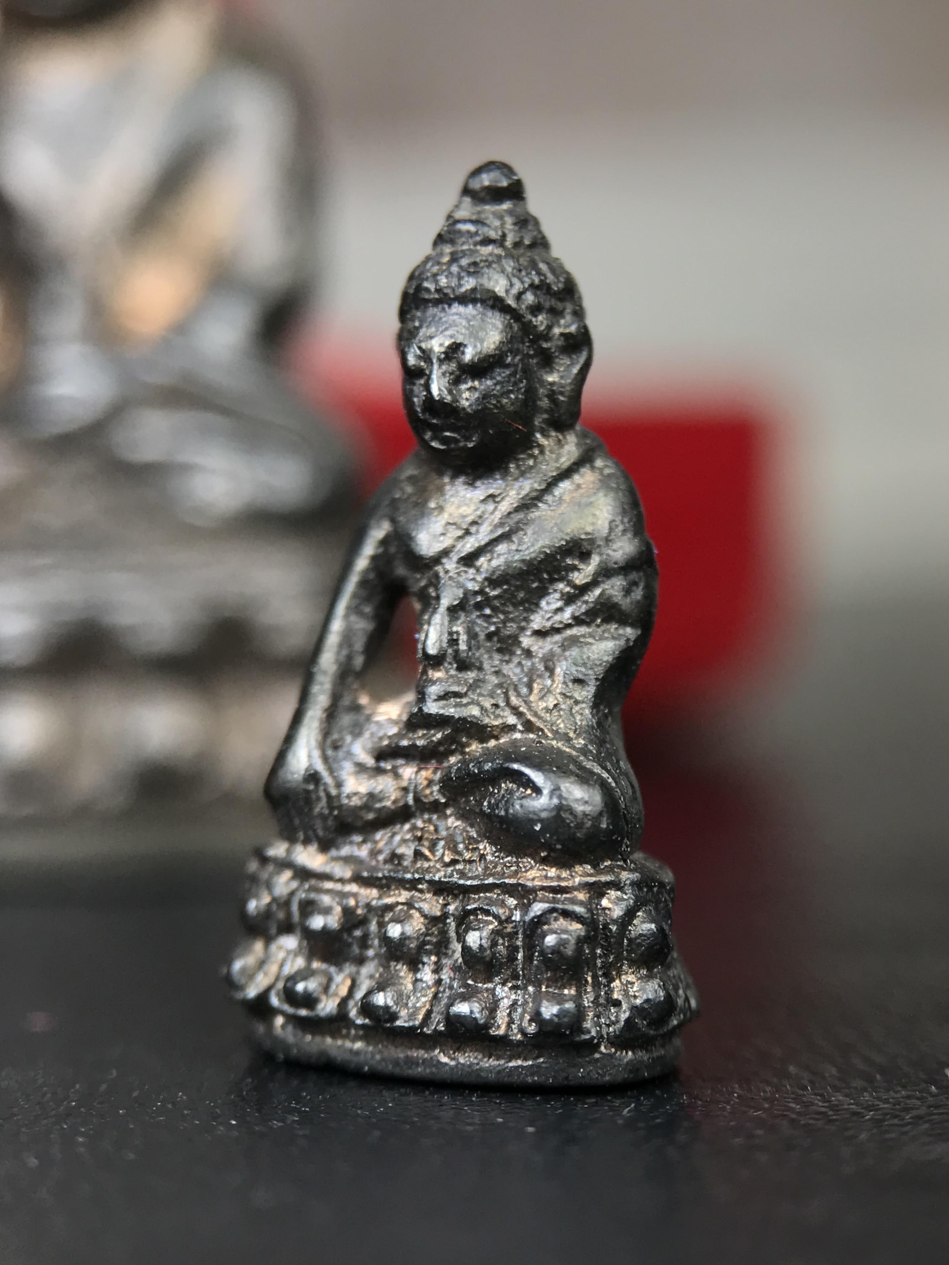 พระกริ่ง-พระชัยวัฒน์ ปวเรศ วัดบวรนิเวศวิหาร ปี 2530 พระบาทสมเด็จพระเจ้าอยู่หัวรัชกาลที่ 9 เจริญพระชนมพรรษา 5 รอบนักษัตริย์(ในหลวง ร.9 เสด็จเททอง)(บรรจุผงจิตรลดาเส้นเกศาในหลวงรัชกาลที่9)พร้อมสูจิบัตรเดิมตอนจัดสร้าง(สภาพสวยครบสมบูรณ์))พิธีใหญ่ รุ่นยอดนิยม