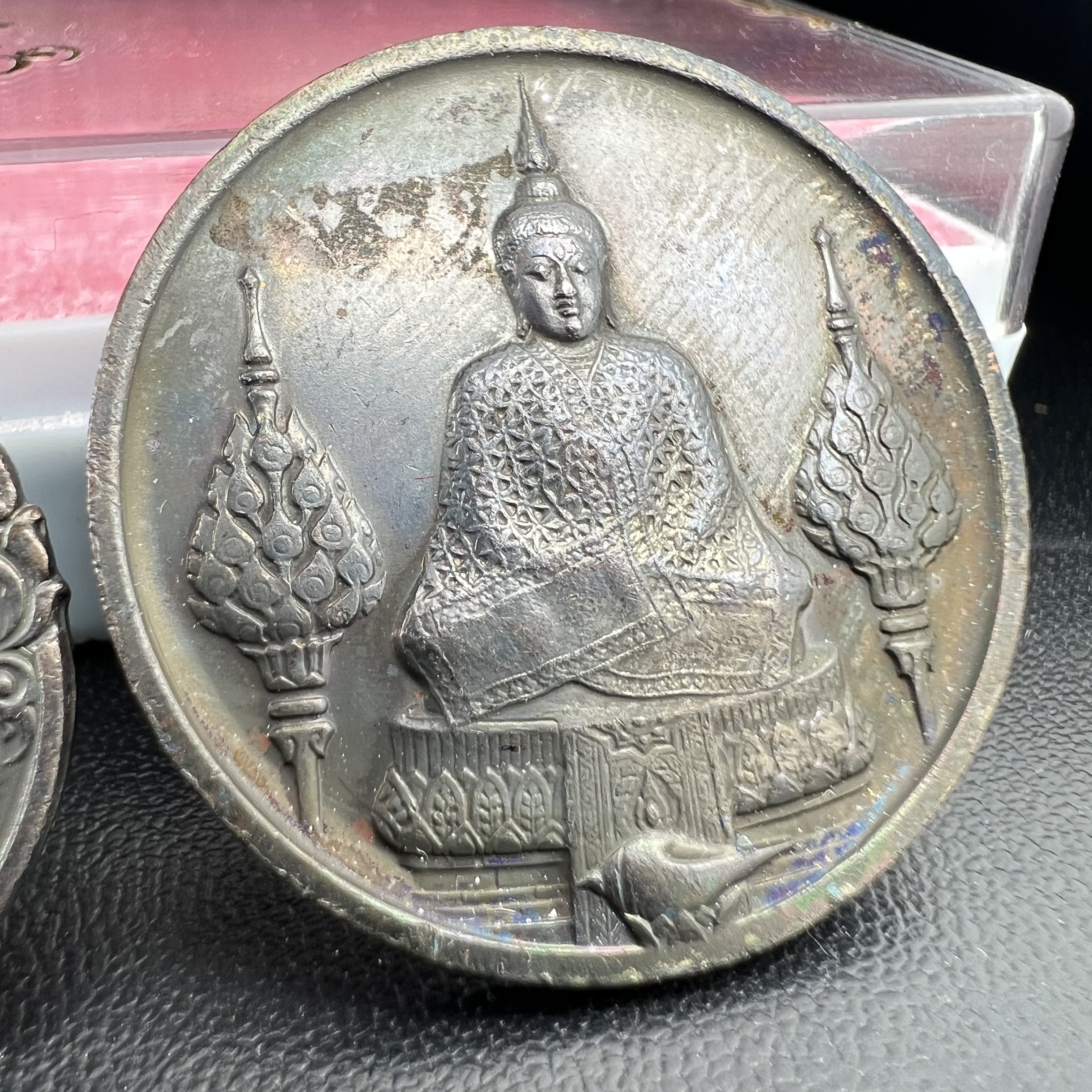 เหรียญพระแก้วมรกตหลัง ภปร. ฉลองกรุงรัตนโกสินทร์ครบ 200 ปี พ.ศ.2525 เนื้อทองแดงกล่องบรรจุเดิมครบ3พิมพ์(บล็อกพระราชศรัธา)(ในหลวงรัชกาลที่9 เสด็จในพิธี)