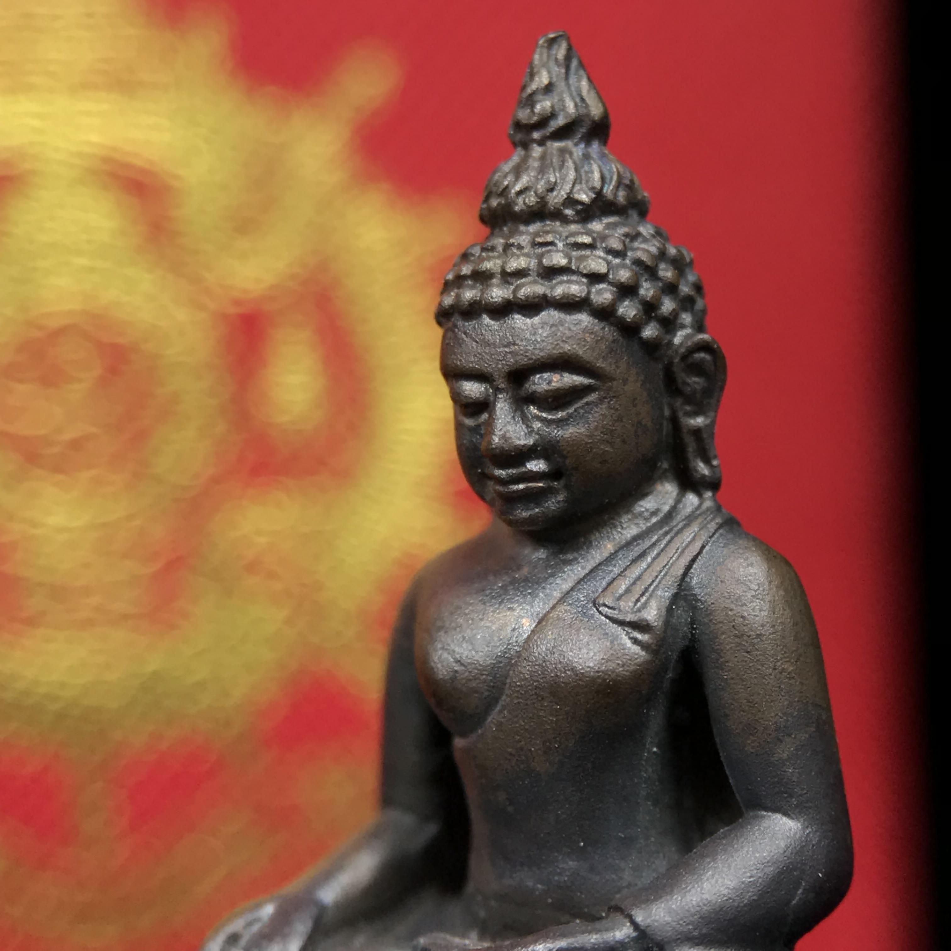 พระกริ่งไพรีพินาศ บรรจุเหล็กไหล ครั้งแรกและครั้งเดียวในประวัติศาสตร์ เฉลิมพระเกียรติ พระบาทสมเด็จพระเจ้าอยู่หัวรัชกาลที่9 พระชนมพรรษา 6 รอบ ปี2542 เนื้อนวโลหะผสมทองคำ(บรรจุเหล็กไหล)ดีนอก-ดีใน พิธีใหญ่ มวลสารเด่น(หายาก พิเศษกรรมการ ตอก 2 โค๊ต พบเจอน้อยมาก)