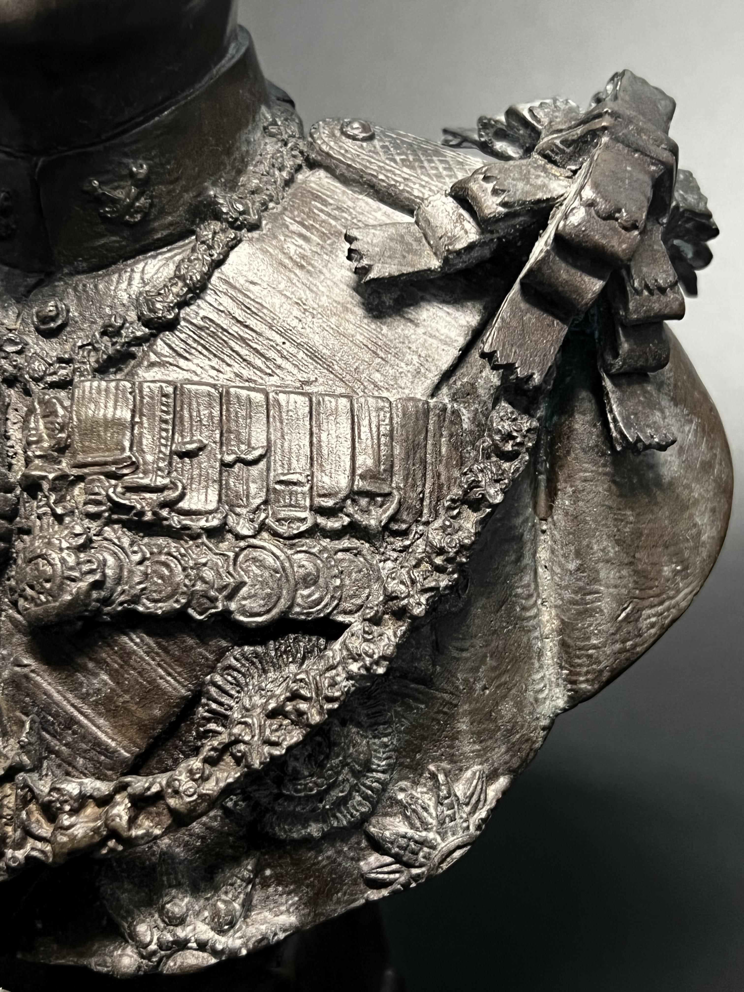 พระบรมรูปในหลวงรัชกาลที่9 รุ่นเฉลิมพระเกียรติ ปี2545 สูง 9 นิ้ว ฉลองพระองค์เต็มยศสายสะพายมหาจักรี สายสร้อยจุลจอมเกล้า ส่วนฐานประดับอักษรพระปรมาภิไธย ภ.ป.ร.(พิธีปลุกเสกวัดพระแก้ว)