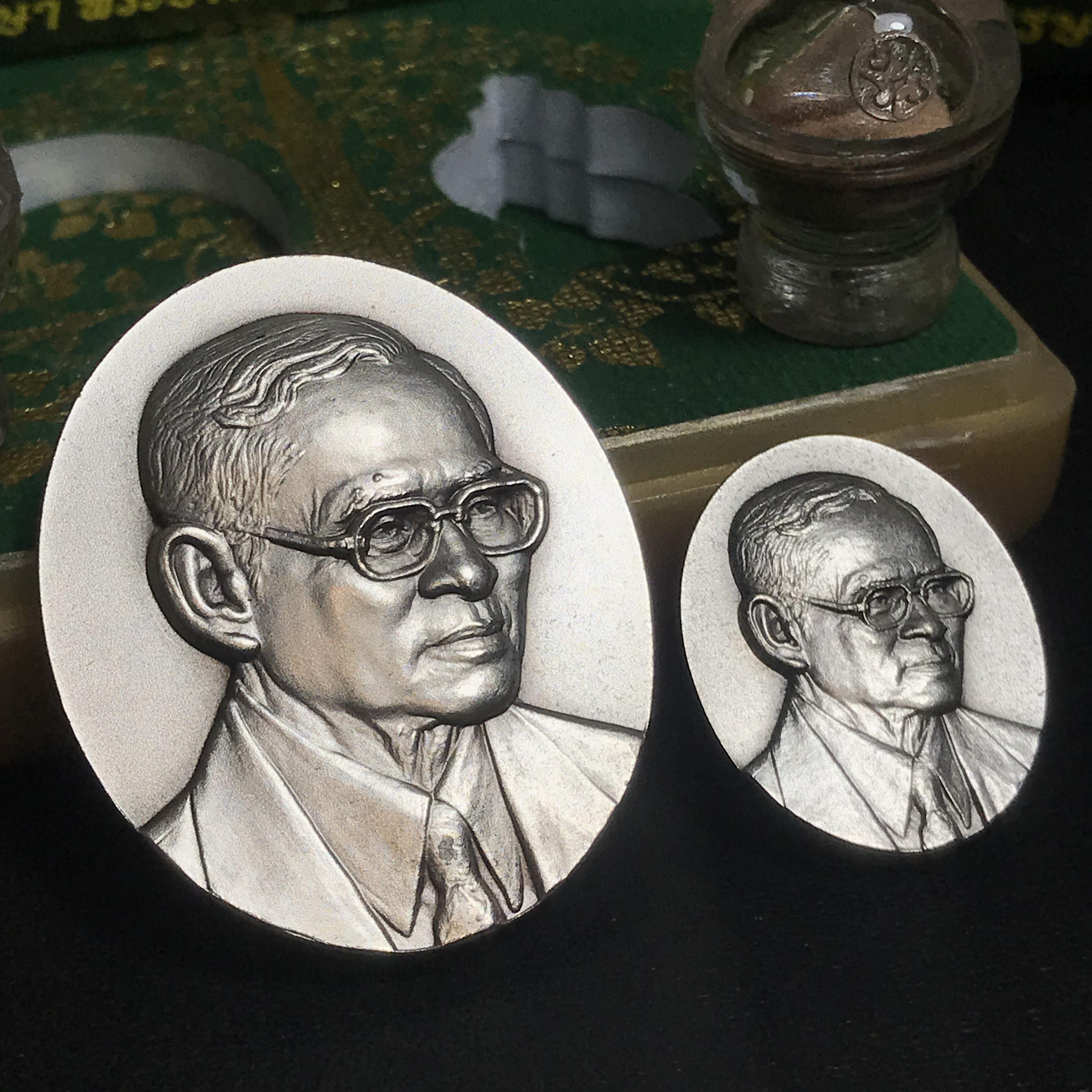 เหรียญพระบรมรูปหล่อพระบาทสมเด็จพระเจ้าอยู่หัว 84 พรรษา เนื้อเงินรมดำขัดวินอล พิมพ์ใหญ่+พิมพ์เล็ก(บรรจุมวลสาร จิตรลดา เส้นเกศาในหลวงรัชกาลที่9 พระราชทาน ลงในใจกลางเหรียญ)