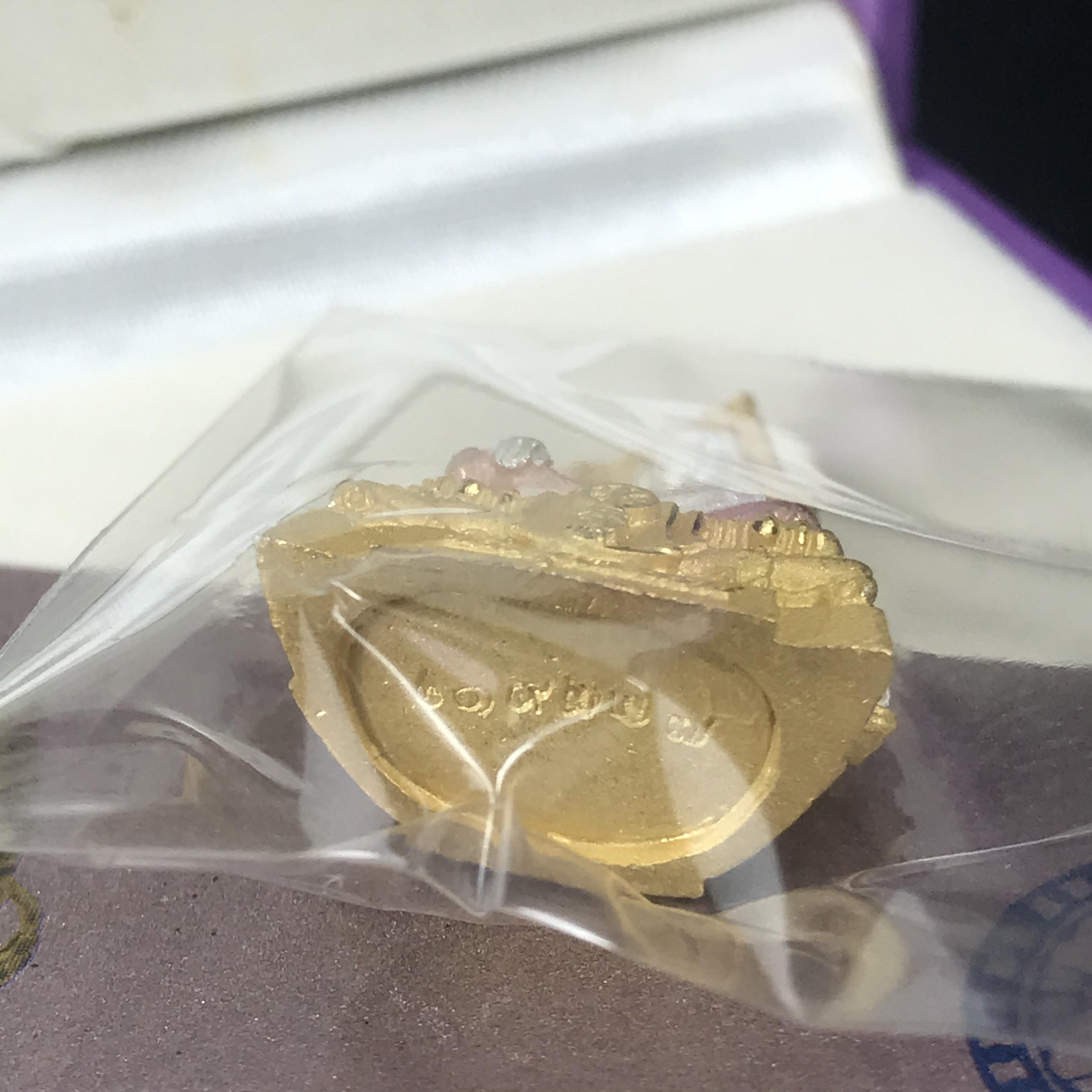 พระพุทธชินราช รุ่นเฉลิมพระเกียรติ สธ. ลอยองค์เนื้อเงิน 99.99% ชุบ 3 กษัตริย์ พ.ศ. 2539 จัดสร้างโดยมูลนิธิสิรินธร กล่องและการ์ดใบรับรองเดิมครบสมบูรณ์