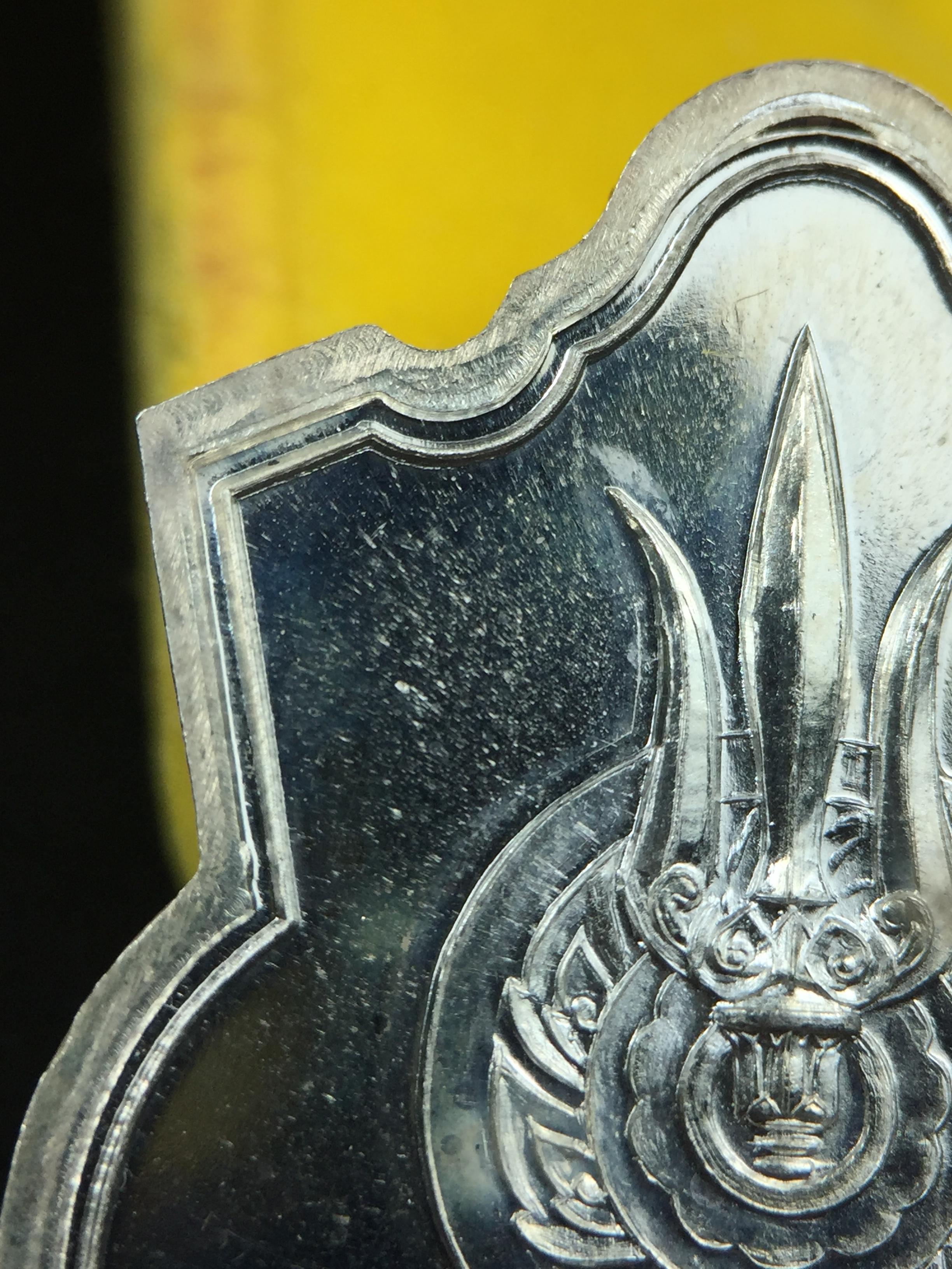 เหรียญพระบาทสมเด็จพระเจ้าอยู่หัว รัชกาลที่9ประทับนั่งบัลลังก์ กระทรวงมหาดไทยจัดสร้าง ปี2539 เนื้อเงินกล่องบรรจุเดิมสภาพสวย เนื้อเงินผิวกระจก สวยเดิม แบบนิยม หายาก