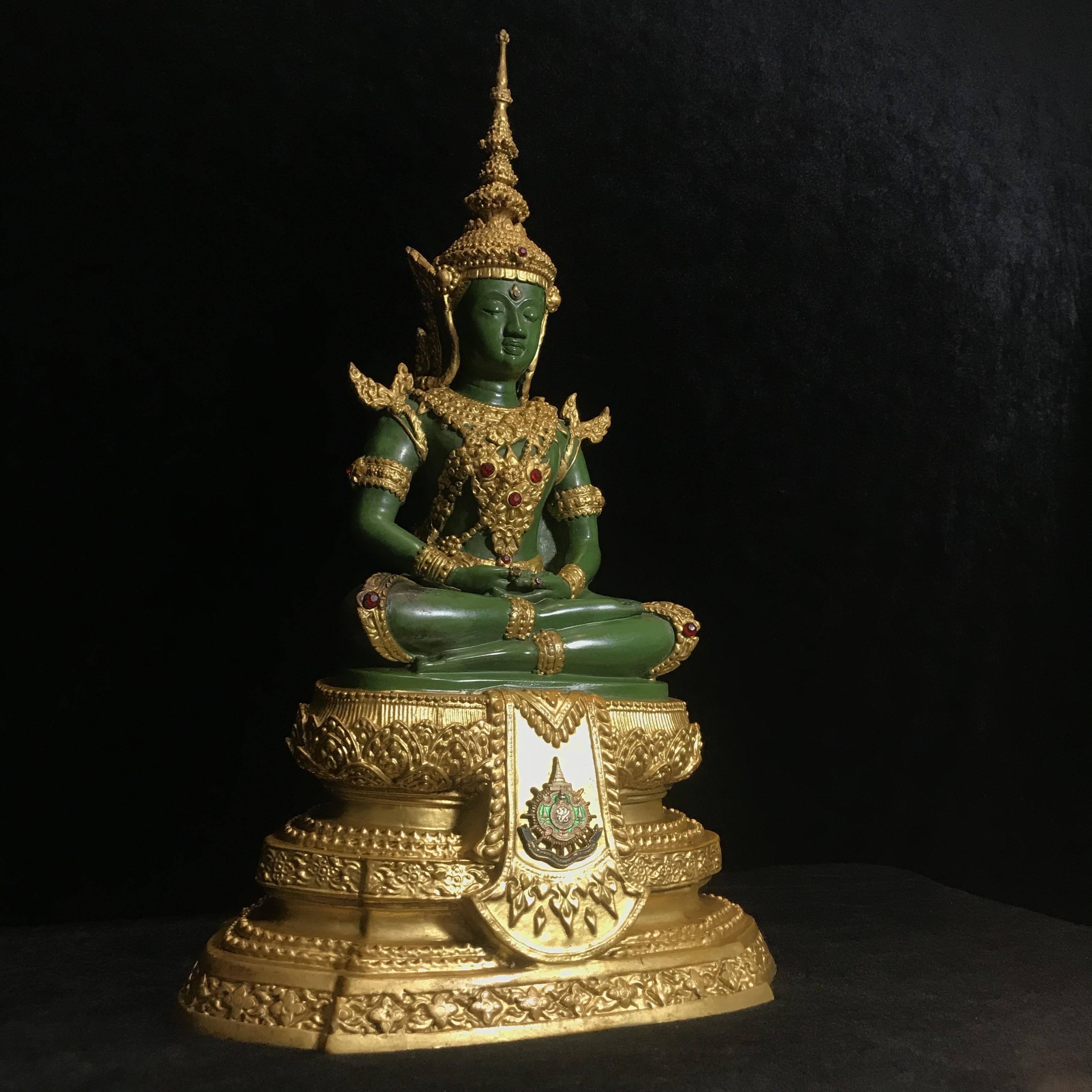 พระพุทธมหามณีรัตนปฏิมากร (จำลอง)พระแก้วมรกต วัดพุทธไทยถาวรวนาราม นครนิวยอร์ก ตรา ภปร. 6รอบ 72พรรษา ในหลวงรัชกาลที่9 ปี2542 ขนาดบูชาหน้าตัก 5นิ้ว หล่อเนื้อโลหะ(ในหลวงรัชกาลที่9 เสด็จเจิมพระสุหร่าย)(1ใน999องค์)