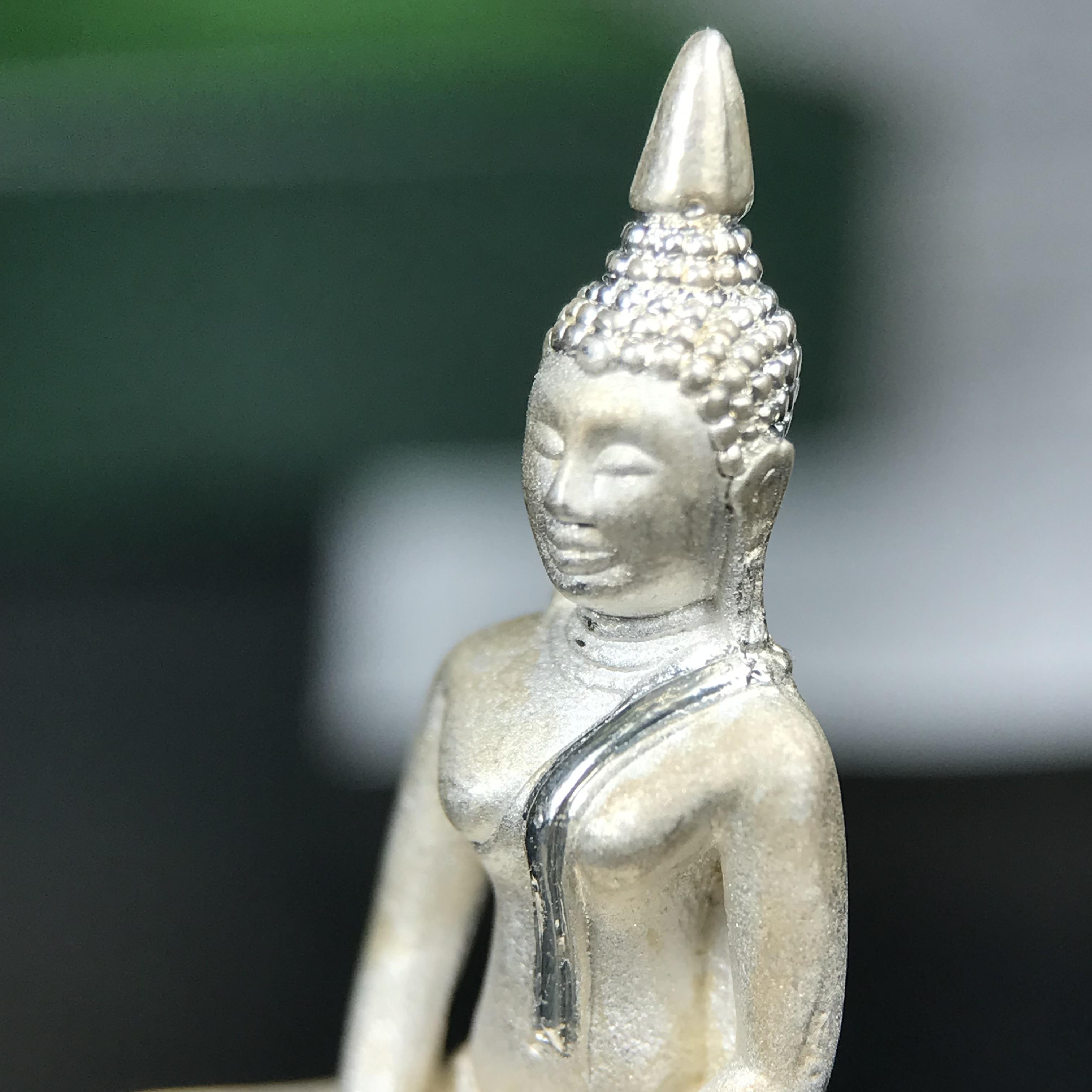 พระพุทธโสธร ภปร. รุ่นย้อนยุค สร้างพระอุโบสถ สมาคมชาวฉะเชิงเทรา จัดสร้าง ปี 2539 วโรกาสครองสิริราชสมบัติครบ 50 ปี เนื้อเงินทรายนวลขัดเงาบางส่วน พร้อมกล่องบรรจุและใบรับรองเดิม