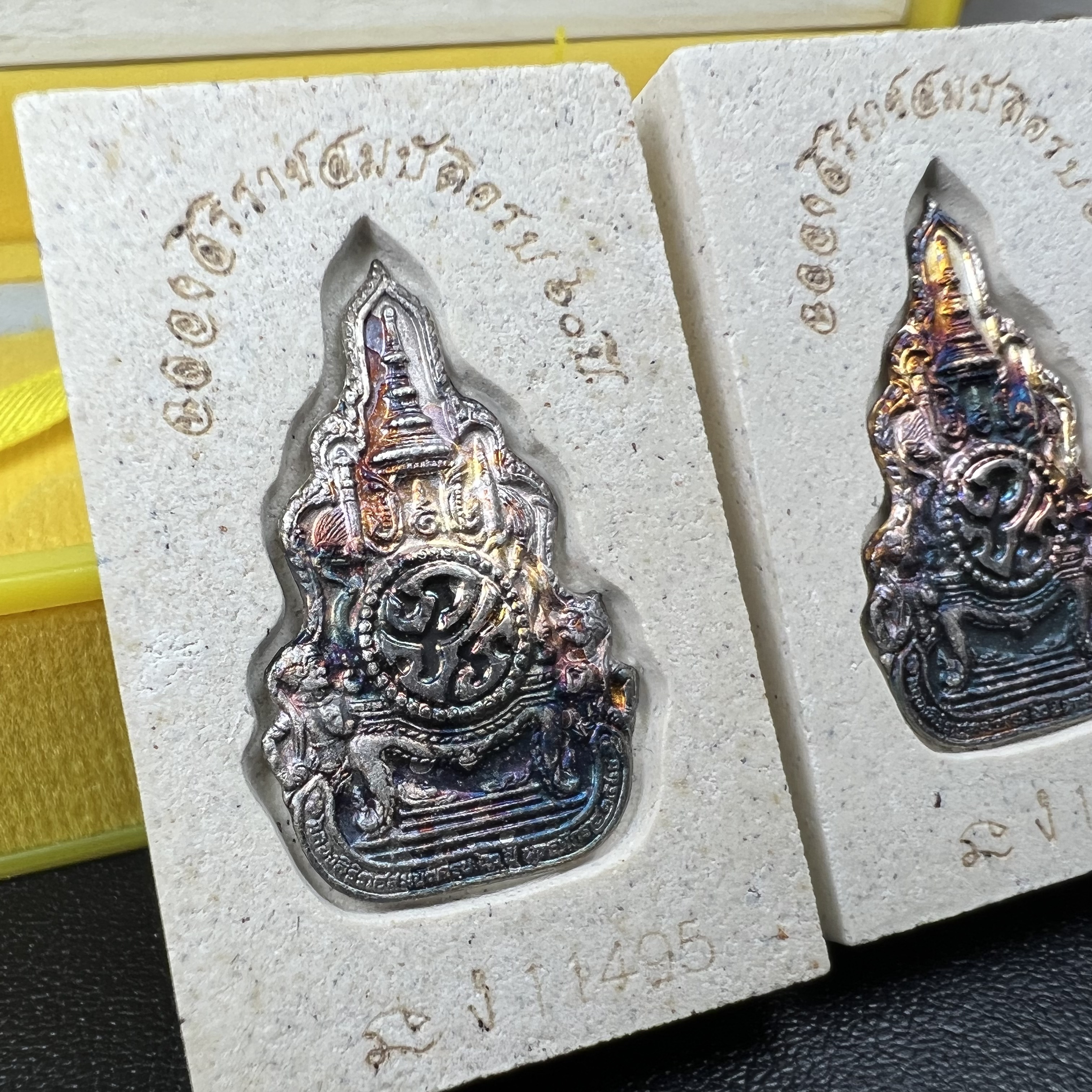 พระสมเด็จพิมพ์ใหญ่ เฉลิมพระเกียรติ พร้อมทั้งอัญเชิญตราสัญลักษณ์ฉลองครองราชย์ครบ 60 ปี เนื้อเงิน 99.9%(ผิวเดิมขึ้นสีรุ้งธรรมชาติ สวย) ประดิษฐานด้านหลังองค์พระ ครบชุด 3 องค์(พระผงพุทธคุณผสมบุษราคัม ไพลิน ทับทิม)