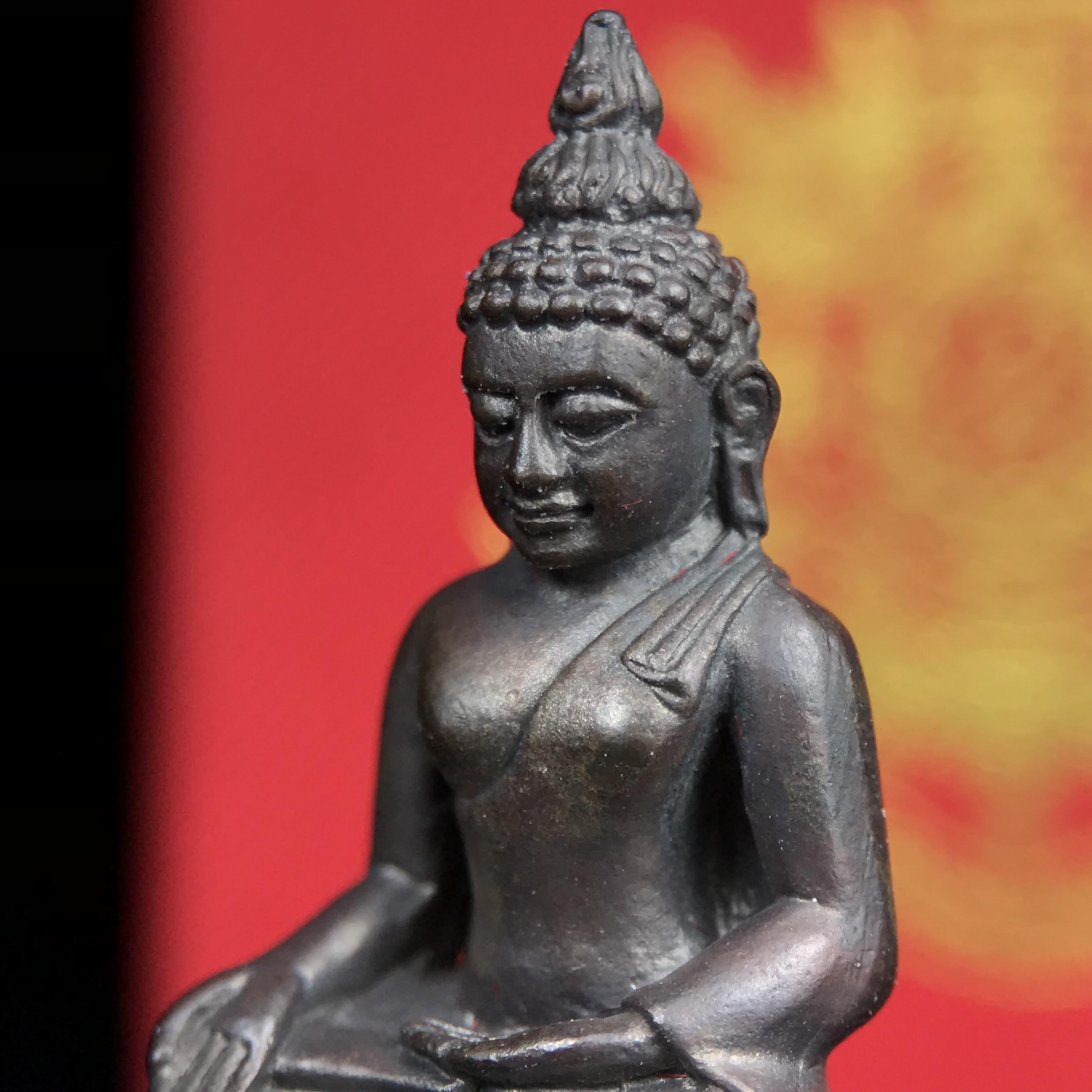 พระกริ่งไพรีพินาศ บรรจุเหล็กไหล ครั้งแรกและครั้งเดียวในประวัติศาสตร์ เฉลิมพระเกียรติ พระบาทสมเด็จพระเจ้าอยู่หัวรัชกาลที่9 พระชนมพรรษา 6 รอบ ปี2542 เนื้อนวโลหะผสมทองคำ(บรรจุเหล็กไหล)ดีนอก-ดีใน พิธีใหญ่ มวลสารเด่น (หายาก)