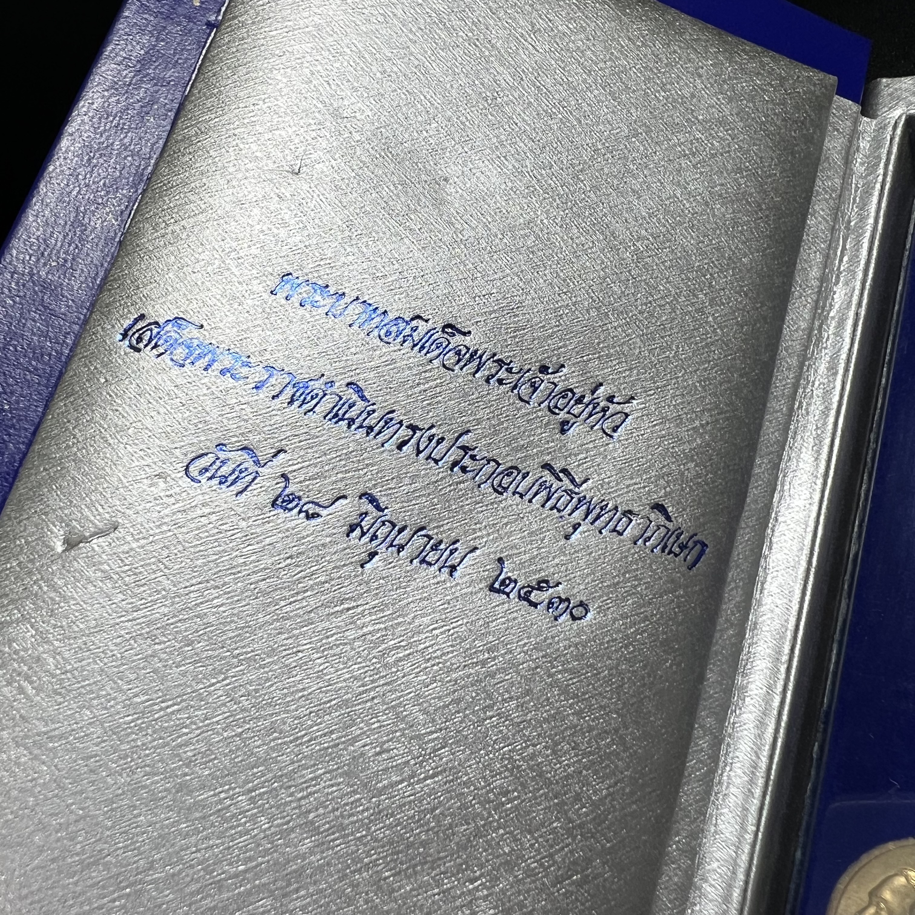 ชุดที่ระลึกครบ 84 ปี โรงพยาบาลจุฬาลงกรณ์ สภากาชาดไทย30พฤษภาคม2541(ในหลวงรัชกาลที่9เสด็จในพิธี)พระดีพิธีใหญ่มวลสารเส้นเกศาในหลวงรัชกาลที่9 ประกอบพิธีพุทธาภิเษกพร้อมกับพิธีพระกริ่งปวเศ ปี2530 วัดบวรนิเวศและวัดพระแก้ว(ชุดพระราชทานบรรจุกล่องแบบพิเศษ ตรา ภปร.)