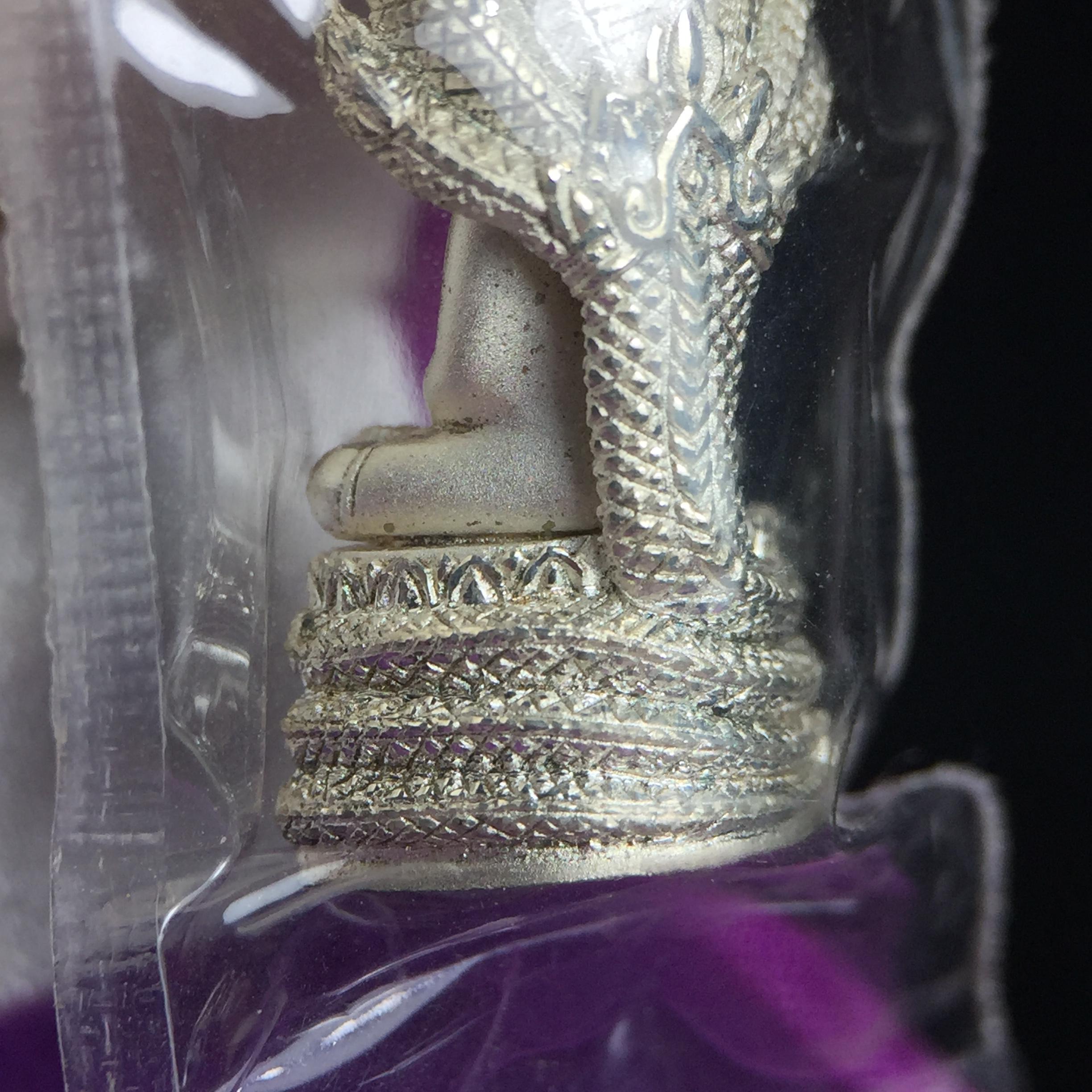 พระนาคปรก สธ. รุ่นสร้างพระอุโบสถเฉลิมพระเกียรติ 4 รอบ 84 พรรษา สมเด็จพระเทพรัตนราชสุดาฯ วัดบวรนิเวศวิหาร ปี 2543 พิมพ์เล็ก เนื้อเงินบริสุทธิ์ แบบพ่นทรายขัดเงาบางส่วน(สภาพ สวย ซีนซองกล่องบรรจุเดิมครบ)พิธีใหญ่ พุทธศิลป์งดงาม หายาก (1 ใน 2999 องค์)