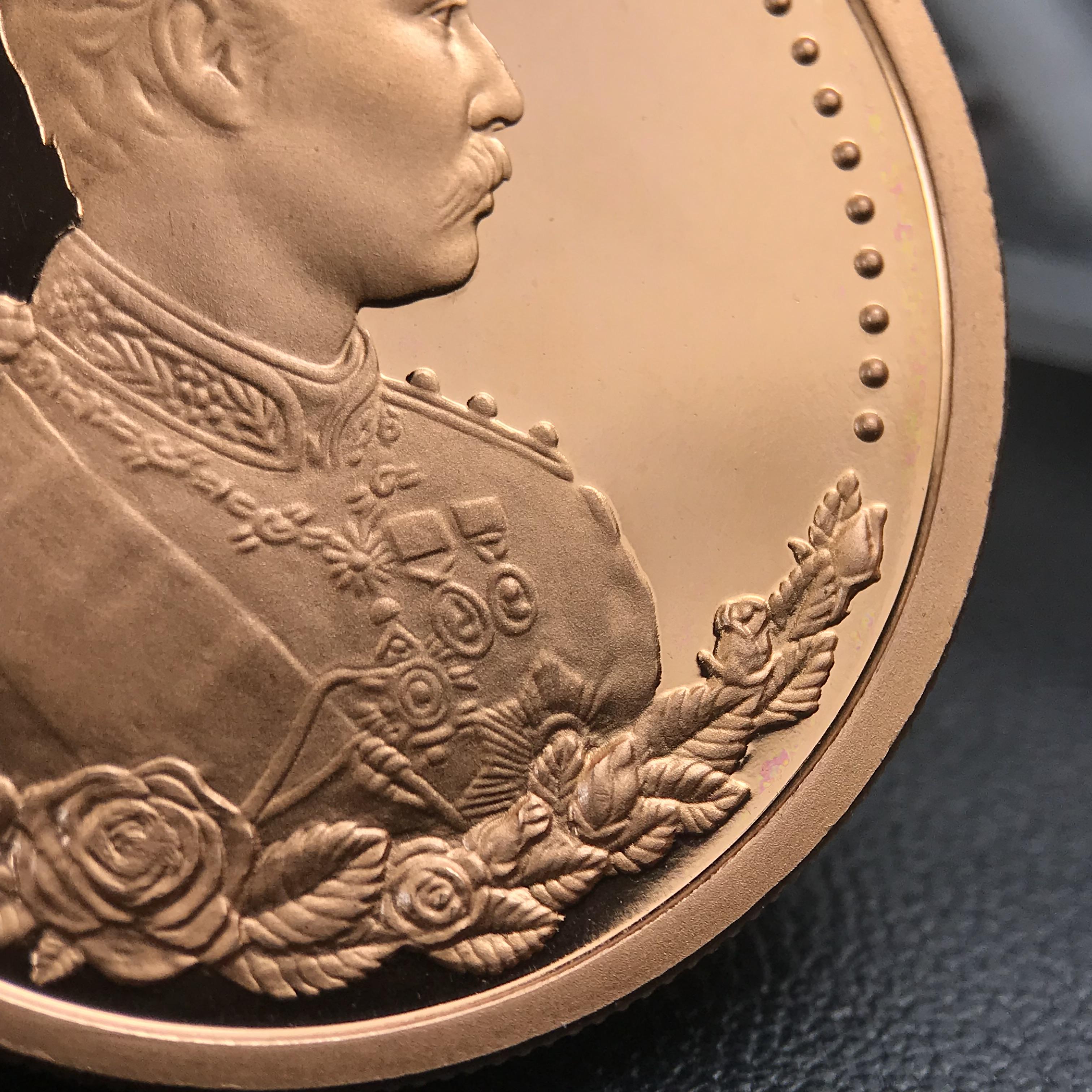 เหรียญรัชกาลที่ 5 หลัง 12 นักษัตริย์ รุ่นมหาลาภ ปี 2539 เนื้อทองแดงขัดเงา บล็อกนอก(เพิร์ธ)ออสเตรเรีย ขนาด 3.2 ซ.ม. กล่องบรรจุเดิมครบสมบูรณ์สวยงาม พิธีพุทธาภิเษก ณ.พระอุโบสถ วัดพระแก้ว สมเด็จพระญาณสังวร สมเด็จพระสังฆราช เป็นประธานพิธี