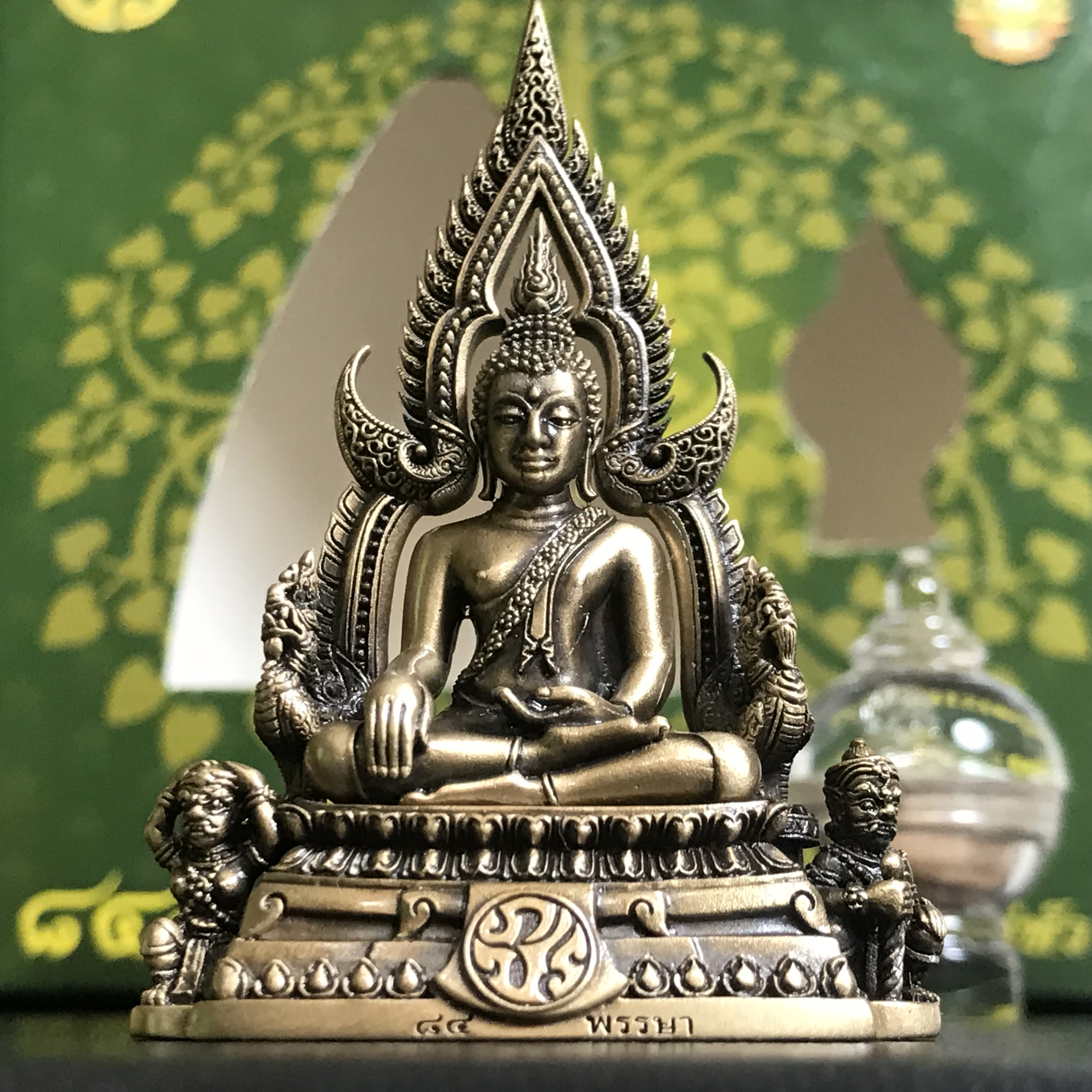 พระพุทธชินราช(จำลอง) ภปร 84 พรรษา เนื้อบรอนซ์รมดำซาติน พิมพ์ใหญ่ขนาดหน้าตัก 3/4 นิ้ว(1ใน5000องค์) )(พระราชทานมวลสาร จิตรลดาและเส้นพระเจ้า(เส้นผม)รัชกาลที่9)