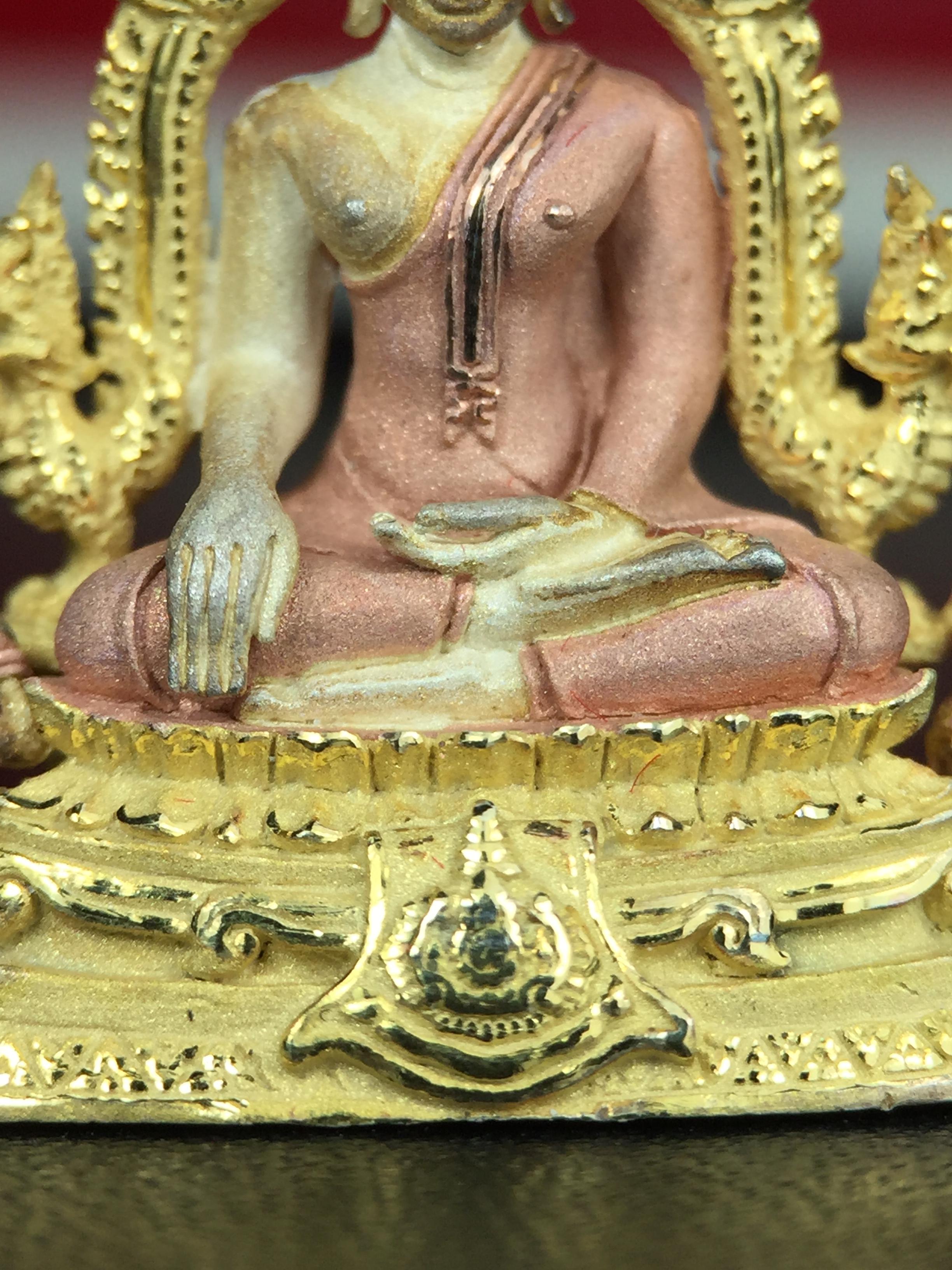 พระพุทธชินราช ภปร. ในวโรกาสพระราชพิธีมหามงคล เฉลิมพระชนมายุ6รอบ 5ธันวาคม2542 มูลนิธิพิทักษ์ดวงตาประชาชน จัดสร้าง เนื้อเงินบริสุทธิ์ 99.9% แบบสามกษัตริย์ขัดเงาบางส่วน พิมพ์ใหญ่ ขนาดสูง 3.4 ซม. พร้อมกล่องบรรจุเดิม