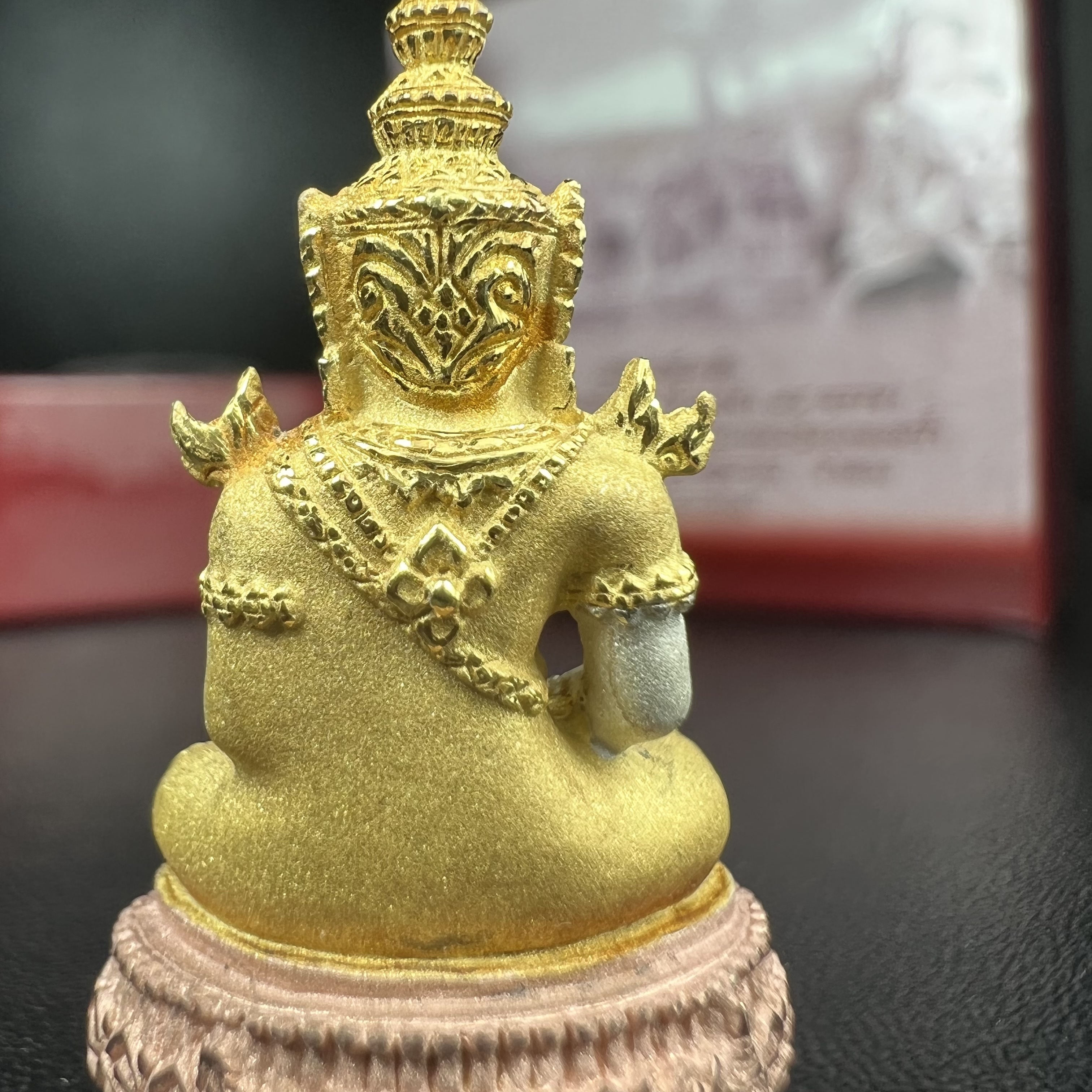 พระแก้วมรกต ภปร.(รุ่นแรก) ปี2545 รุ่นฉลองกรุงรัตนโกสินทร์ครบ 220 ปี พิมพ์ลอยองค์ใหญ่ เนื้อเงินบริสุทธิ์ 92.5% (สามกษัตริย์) ขนาด 19*35 มม. พร้อมกล่องบรรจุดิม สวยครบสมบูรณ์