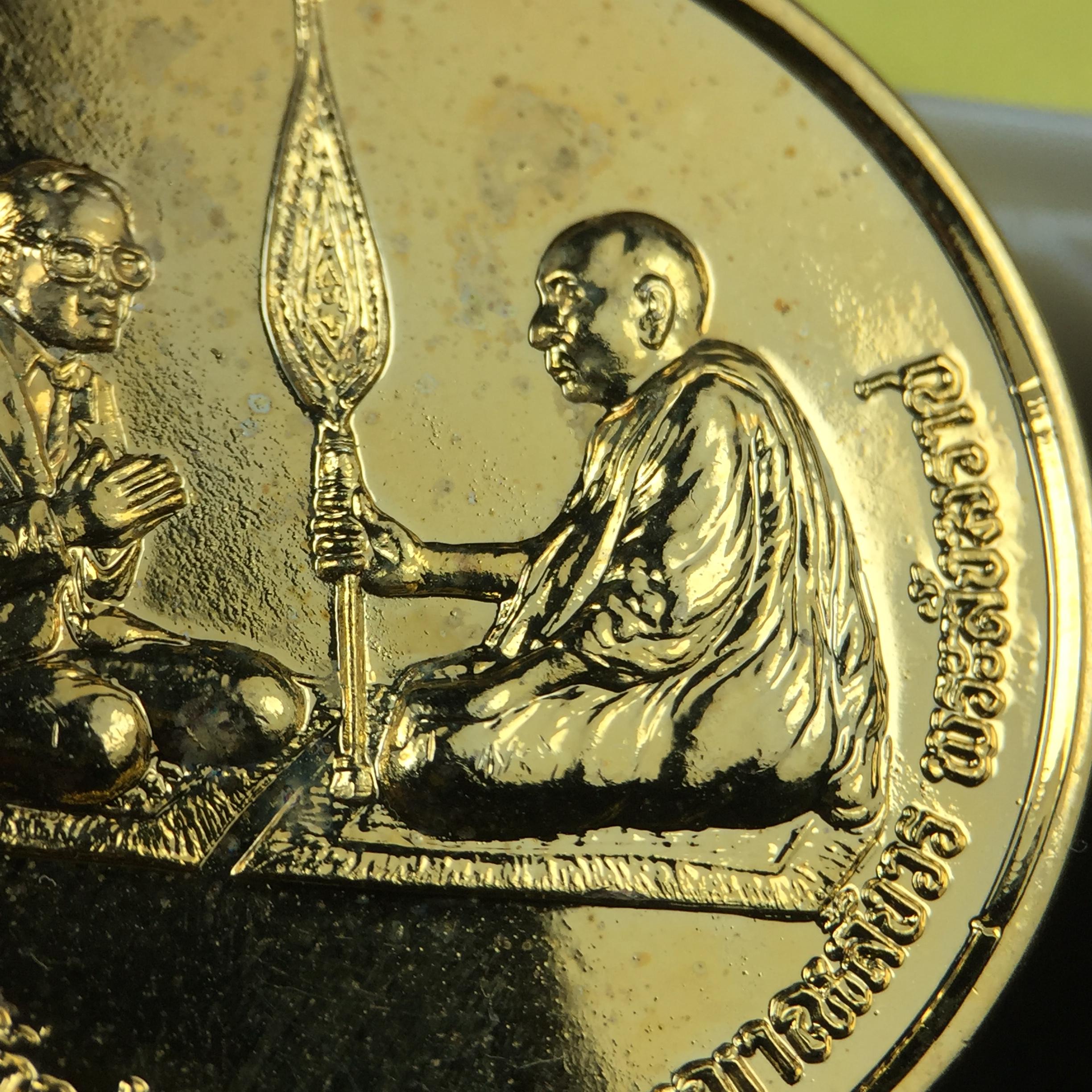 เหรียญสนทนาธรรม ในหลวงรัชกาลที่ 9 สมเด็จพระญาณสังวร หลังพระสยามเทวาธิราช ปี 2543 วัดบวรนิเวศวิหาร ชุดกรรมการ(เนื้อกะไหล่ทอง+กะไหล่เงิน+ทองแดงรมน้ำตาล)พร้อมกล่องบรรจุเดิม(ชุดหายาก สภาพผิวกะไหล่เดิมจากผู้จัดสร้าง ผิวขึ้นรุ้งธรรมชาติสวยจัด แชมป์ๆ)1 ใน 343ชุด