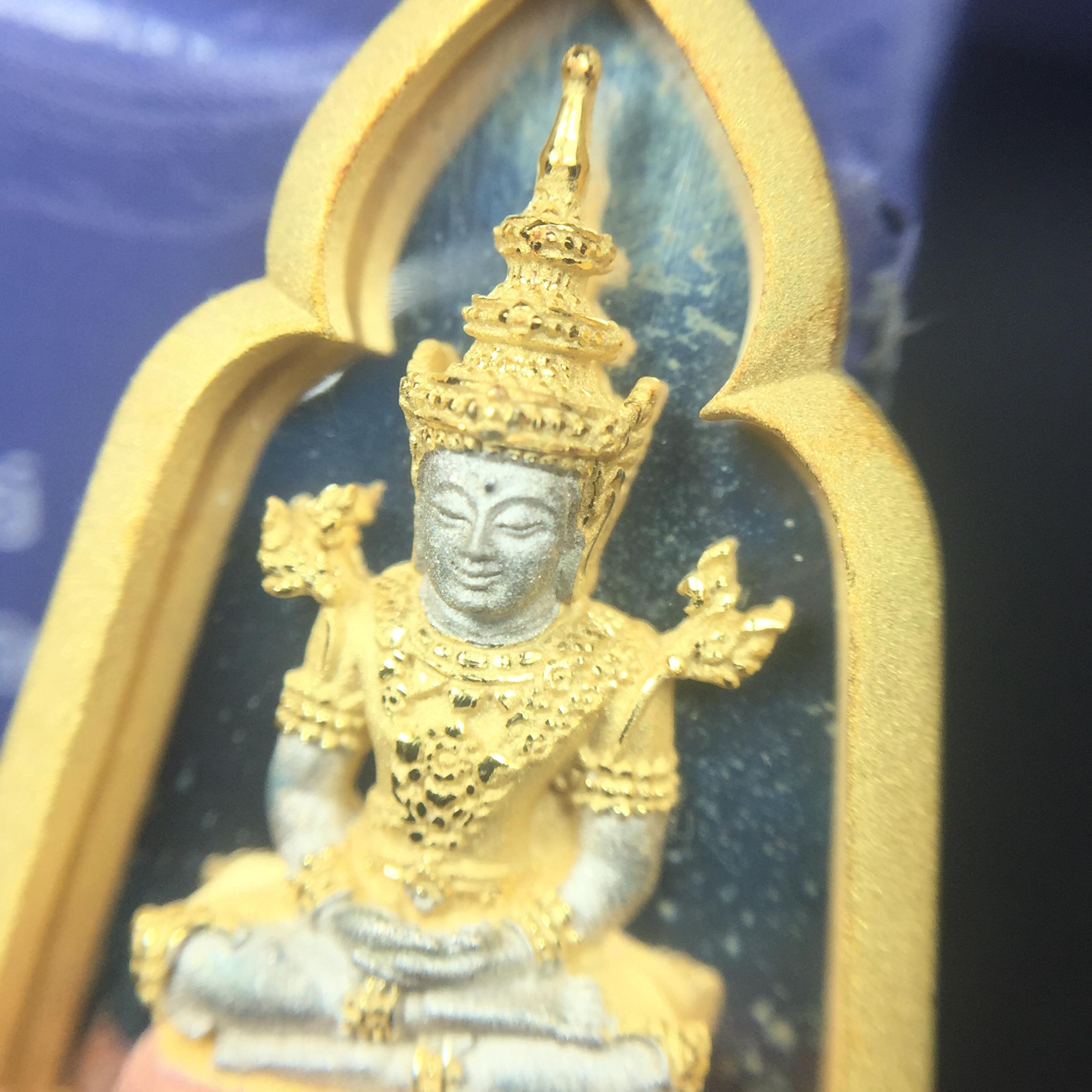 พระแก้วมรกต ภปร. ปี2547 จัดสร้างโดย รพ.ภูมิพลฯ เนื้อเงิน(3 กษัตริย์) เหรียญทรงซุ้ม(1ใน3000องค์)