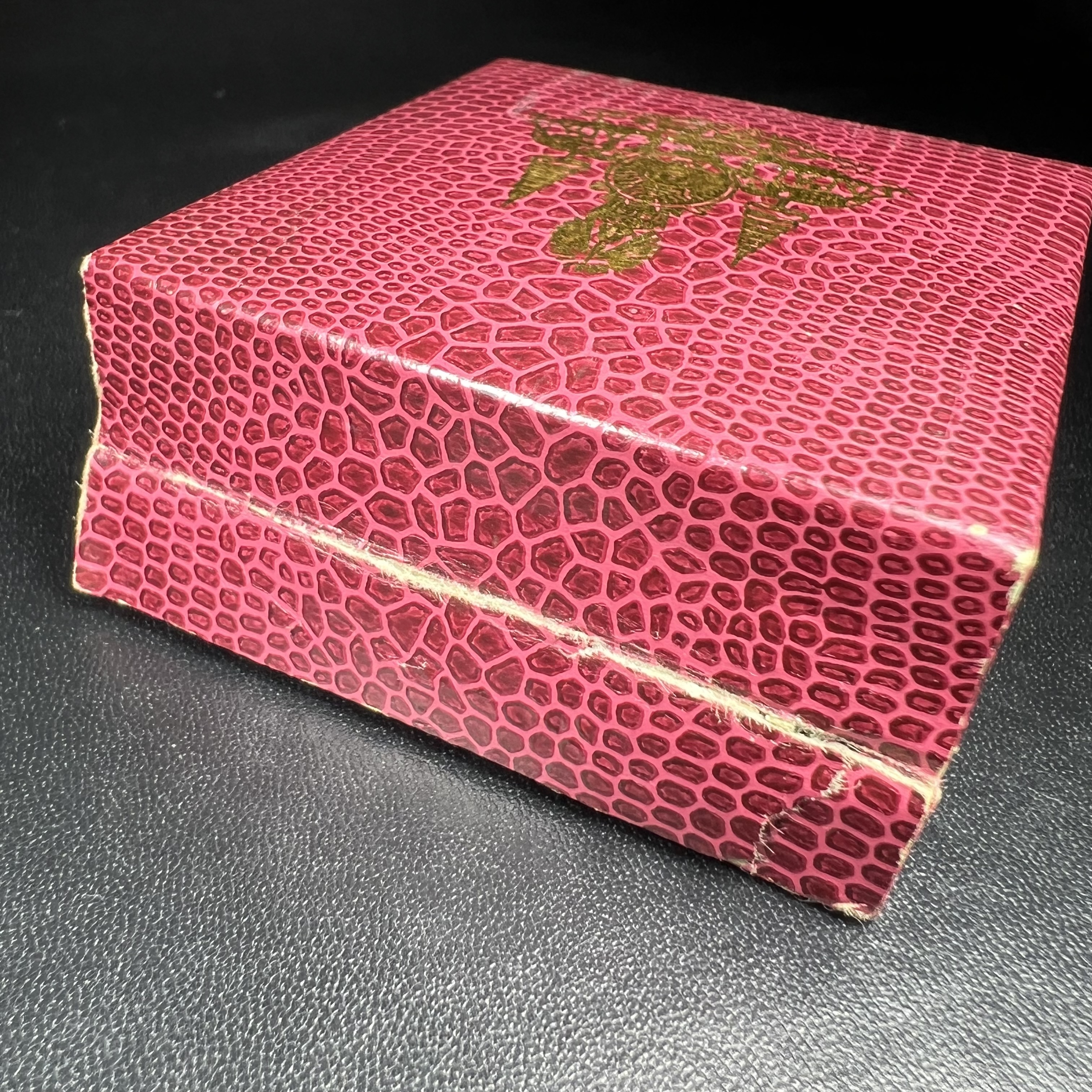 รูปเหมือนสมเด็จพระพุฒาจารย์ (โต พรหมรังสี)วัดใหม่อมตรส บางขุนพรหม ปี2540 รุ่นกาญจนาภิเษก จัดสร้างในวโรกาสที่รัชกาลที่ 9 ทรงครองสิริราชสมบัติ ครบ 50ปี ลอยองค์พิมพ์ใหญ่ เนื้อเงินบริสุทธิ์ 99.9% แบบชุบสามกษัตริย์ขัดเงาบางส่วน พร้อมกล่องบรรจุเดิมครบ