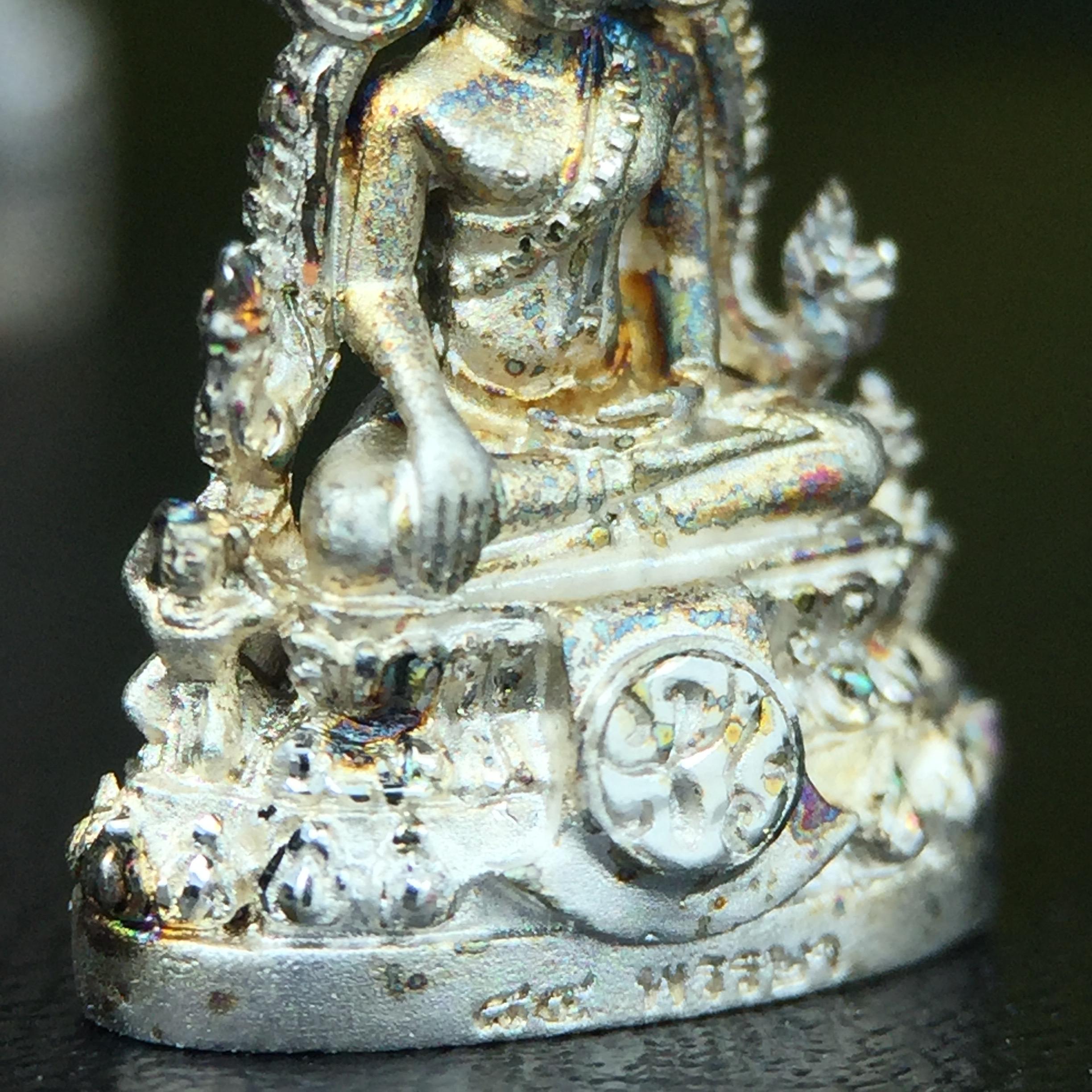 พระพุทธชินราช(จำลอง) ภปร. 84 พรรษา เนื้อเงินชุบทองคำขาว พิมพ์เล็กขนาดหน้าตัก 1/4 นิ้ว (สภาพผิวเดิมขึ้นสีรุ้งธรรมชาติ สวยเสน่ห์พระเนื้อเงิน สีสันที่ธรรมชาติสรรค์สร้าง) (พระราชทานมวลสาร จิตรลดาและเส้นพระเจ้า(เส้นผม ร.9))พุทธศิลป์ทรงคุณค่าอีกหนึ่งรุ่นยอดนิยม