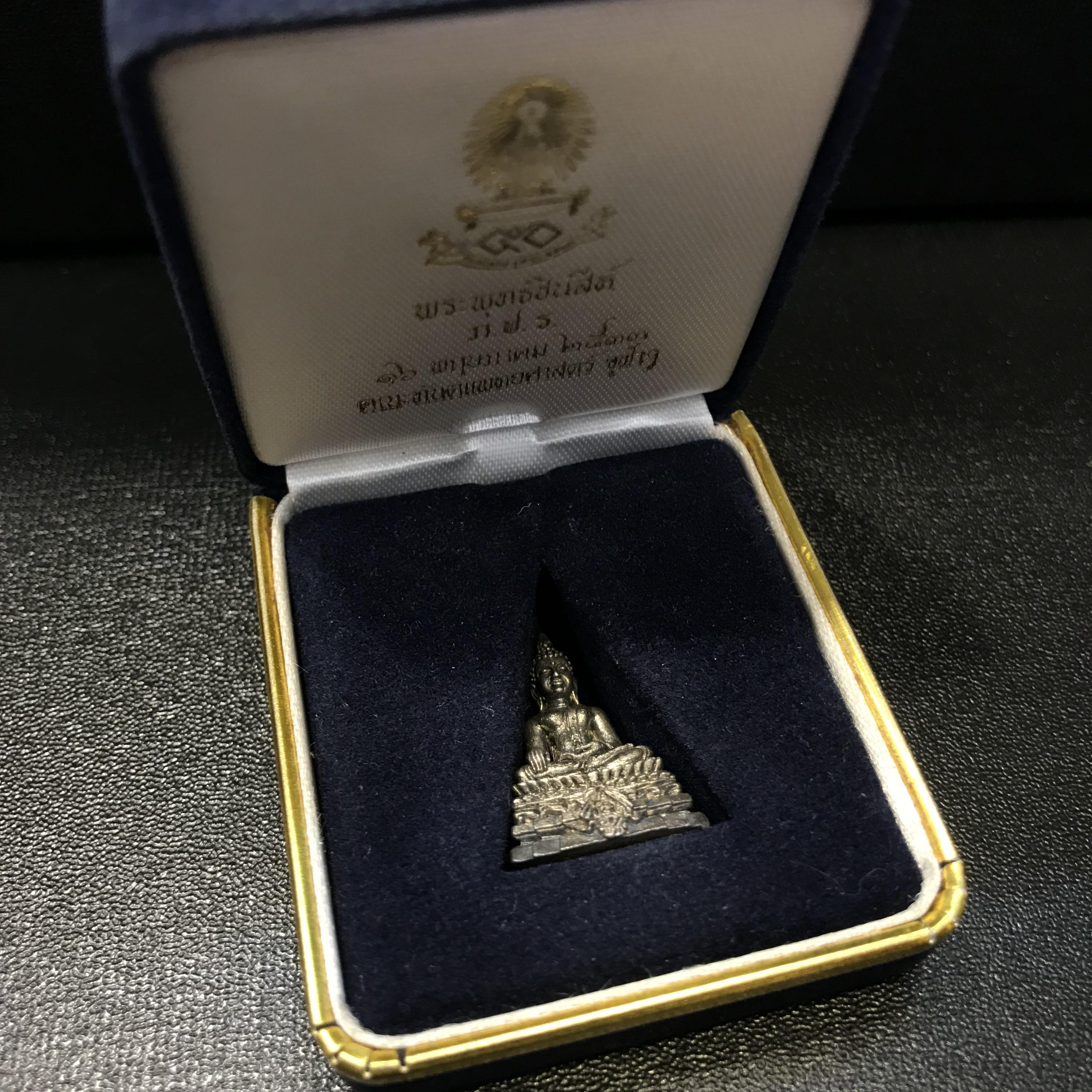 พระกริ่งพระพุทธชินสีห์ ภปร ทันโตเสฏโฐ ปี 2533 เนื้อเงิน (วัตถุมงคลหนึ่งเดียวที่บรรจุพระทนต์(ฟัน)ในหลวงรัชกาลที่9 พระราชทานให้จัดสร้าง)(1ใน1999องค์)