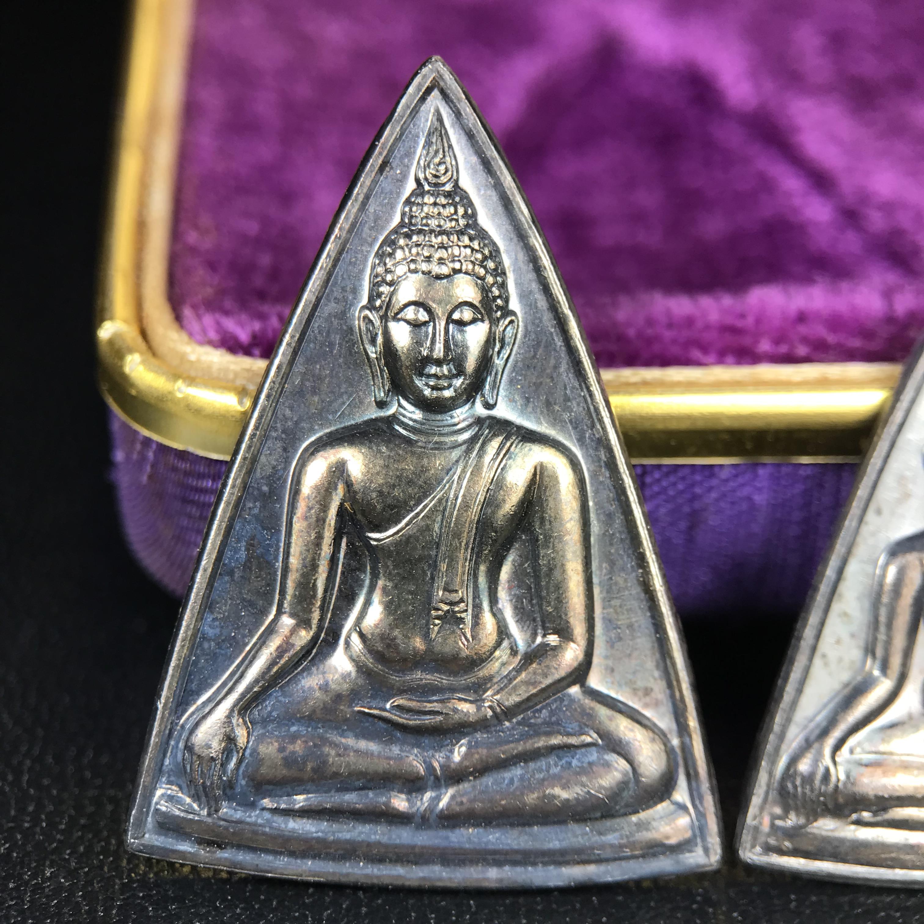 เหรียญสมเด็จนางพญาคุณากร หลัง ญสส. ปี 2532 ชุดเนื้อเงินและเนื้อนวโลหะ พิมพ์ใหญ่คู่พิมพ์เล็ก(ชุดพิเศษกรรมการ 1 ใน 500 ชุด) พิธีใหญ่ สภาพสวยผิวเดิมพร้อมกล่องบรรจุเดิมกำมะหยี่สีม่วงสัญลักษณ์ “สธ” สมเด็จพระเทพฯ ครบสมบูรณ์***ชุดแจกกรรมการพบเจอน้อย หายาก***