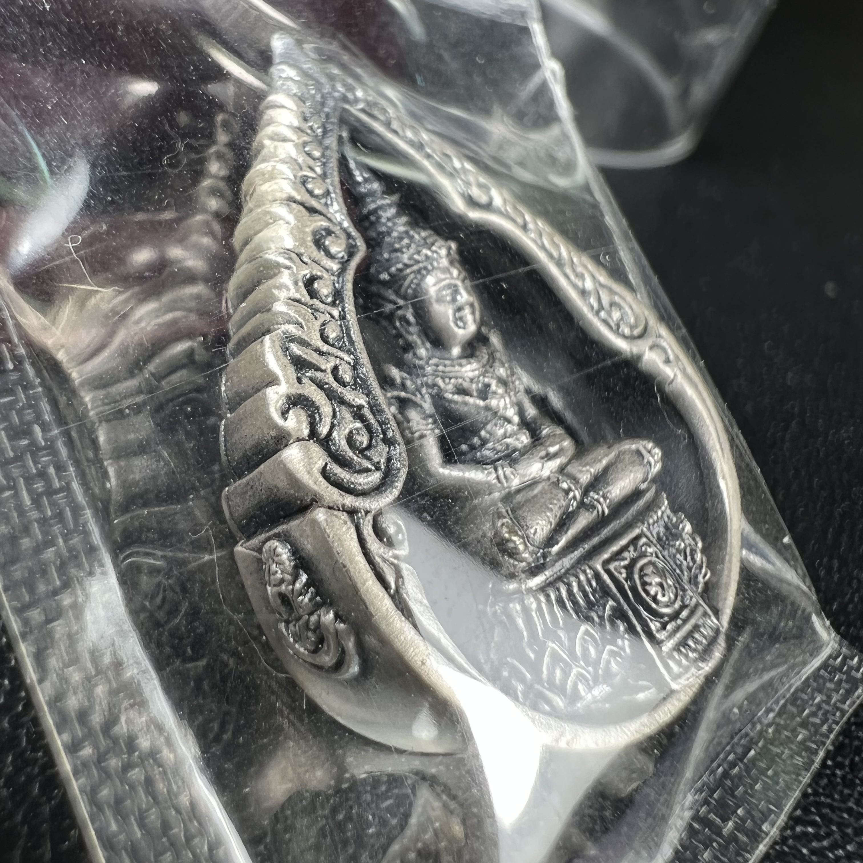 พระแก้วมรกต ภปร.(รุ่นแรก) ปี2545 รุ่นฉลองกรุงรัตนโกสินทร์ครบ 220 ปี พิมพ์ลอยองค์ทรงหยดน้ำ เนื้ออัลปาก้า ชุบเงินลงดำ ขนาด 18*27 มม. พร้อมครอบตั้งโชว์เดิม องค์พระซีนซองเดิม สวยครบสมบูรณ์