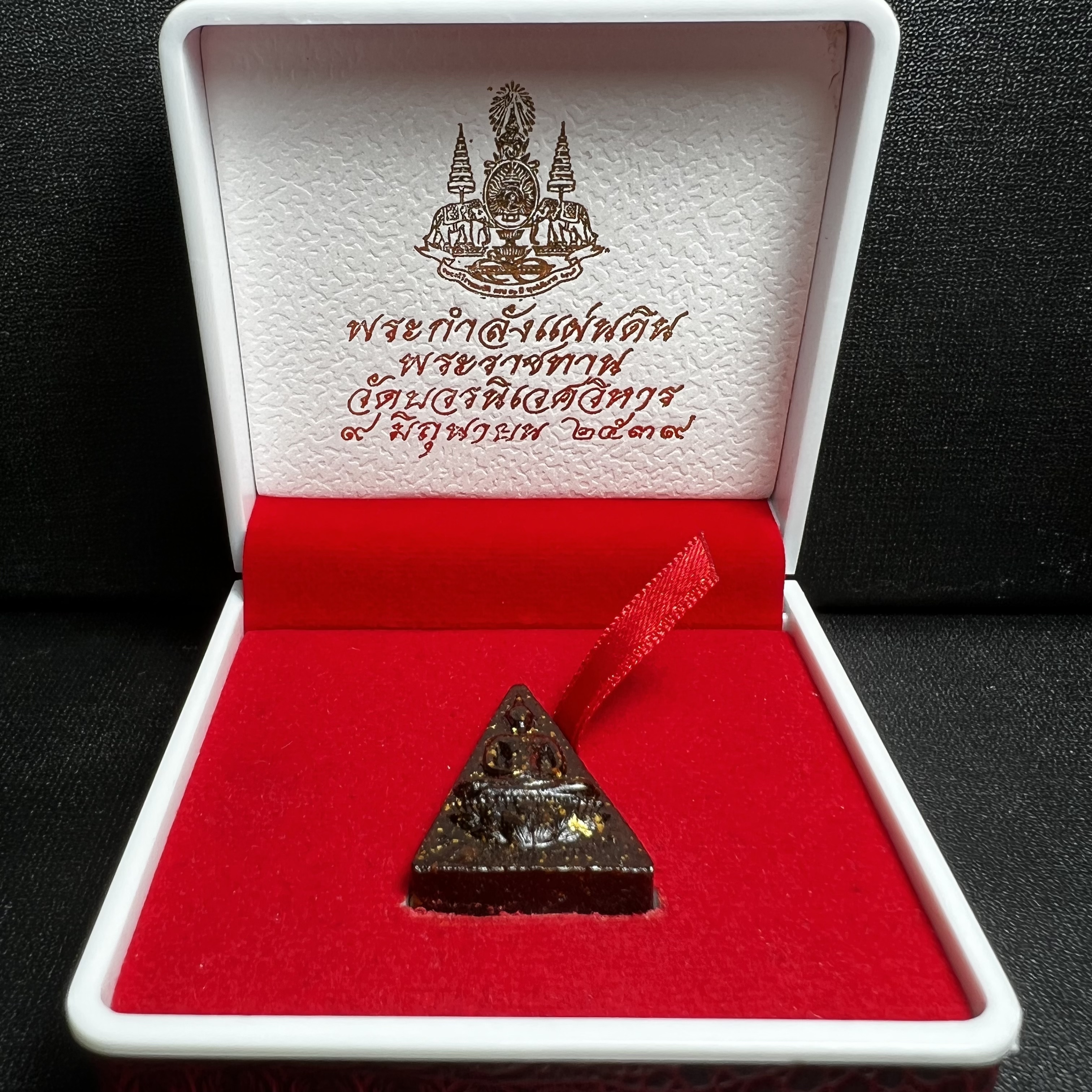 พระกำลังแผ่นดิน พระราชทาน วัดบวรนิเวศวิหาร ปี2539 พิมพ์ใหญ่ กรรมการ (ในหลวง รัชกาลที่ 9 พระราชทานมวลสารจิตรลดา)นิยมหายาก