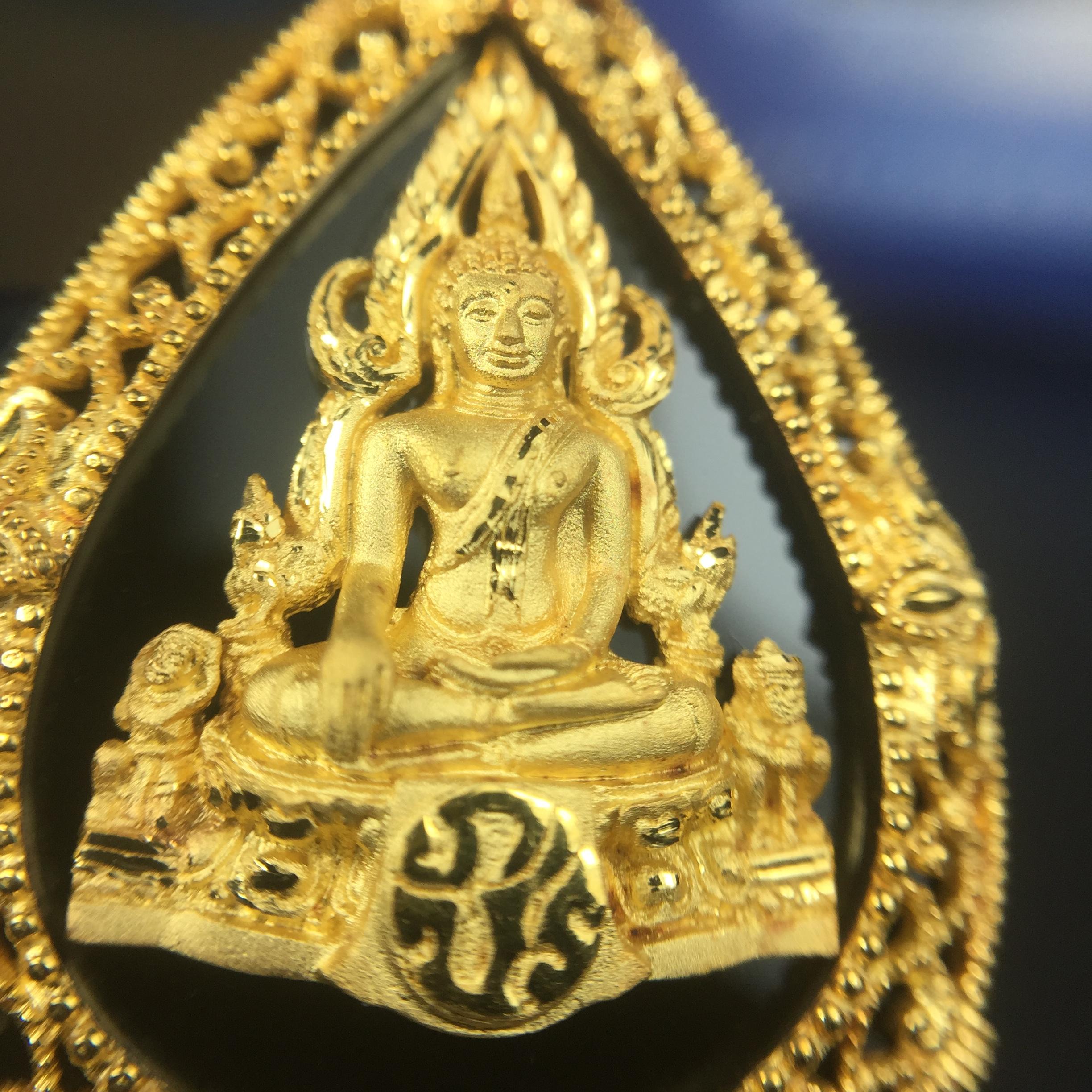 เหรียญพระพุทธชินราช ภปร. รูปหยดน้ำ โครงการ เพราะแผ่นดินนี้คือแผ่นดินเกิด เนื้อทองคำ (นน.รวม 7.3 กรัม) ปี2551 (ขนาด 21 x 29 มม.) (สวยงามหายาก)1ใน 3000องค์