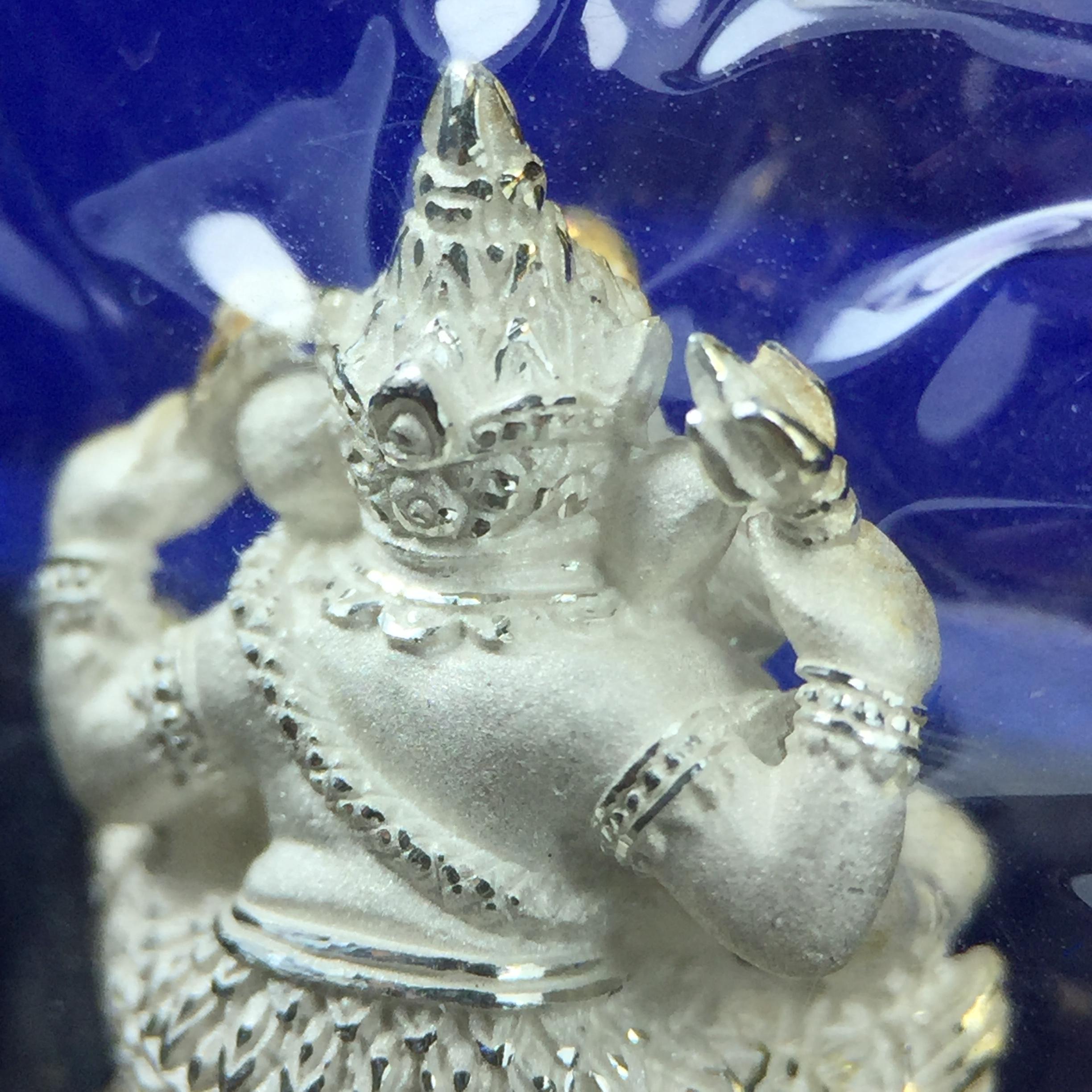 พระพิฆเณศวร วัดบวรนิเวศวิหาร ปี 2542 เนื้อเงินพ่นทรายขัดเงาบางส่วน(ฝังพลอย1เม็ด)(ขนาด 2* 1.4 ซม.) สภาพสวยซีนซองเดิมพร้อมกล่องบรรจุเดิม ตอกโค๊ดหมายเลขกำกับ(ผิวเดิมขึ้นสีรุ้งธรรมชาติ สวย)(คัดสภาพสวยเดิม พิธีใหญ่ พุทธศิลป์งดงาม)