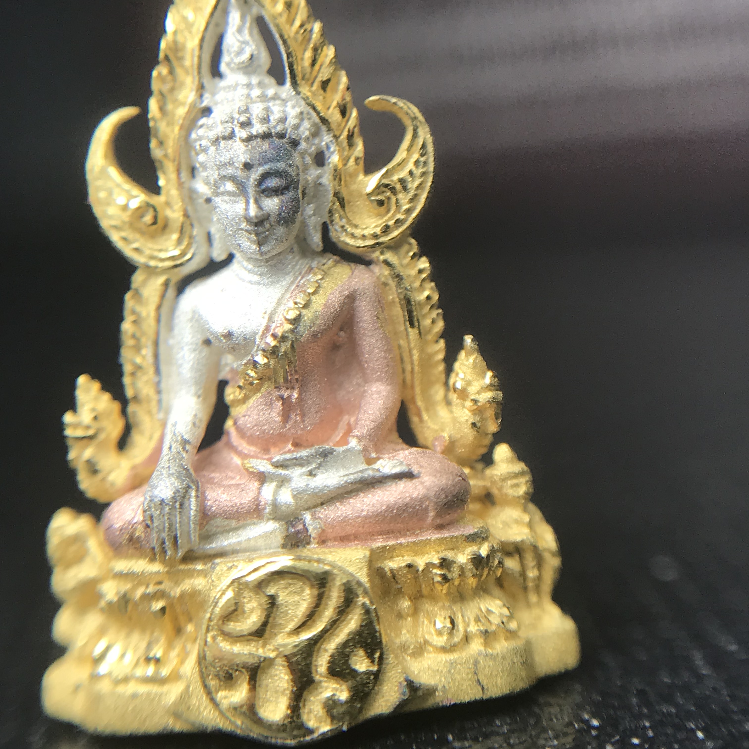 พระพุทธชินราช ภปร. โครงการ "เพราะแผ่นดินนี้ คือ แผ่นดินเกิด" ปี2548(รุ่นแรก) ลอยองค์ หน้าตัก 1/4 นิ้ว เนื้อเงินสามกษัตริย์(สภาพคัดสวย กล่องบรรจุเดิมครบ)