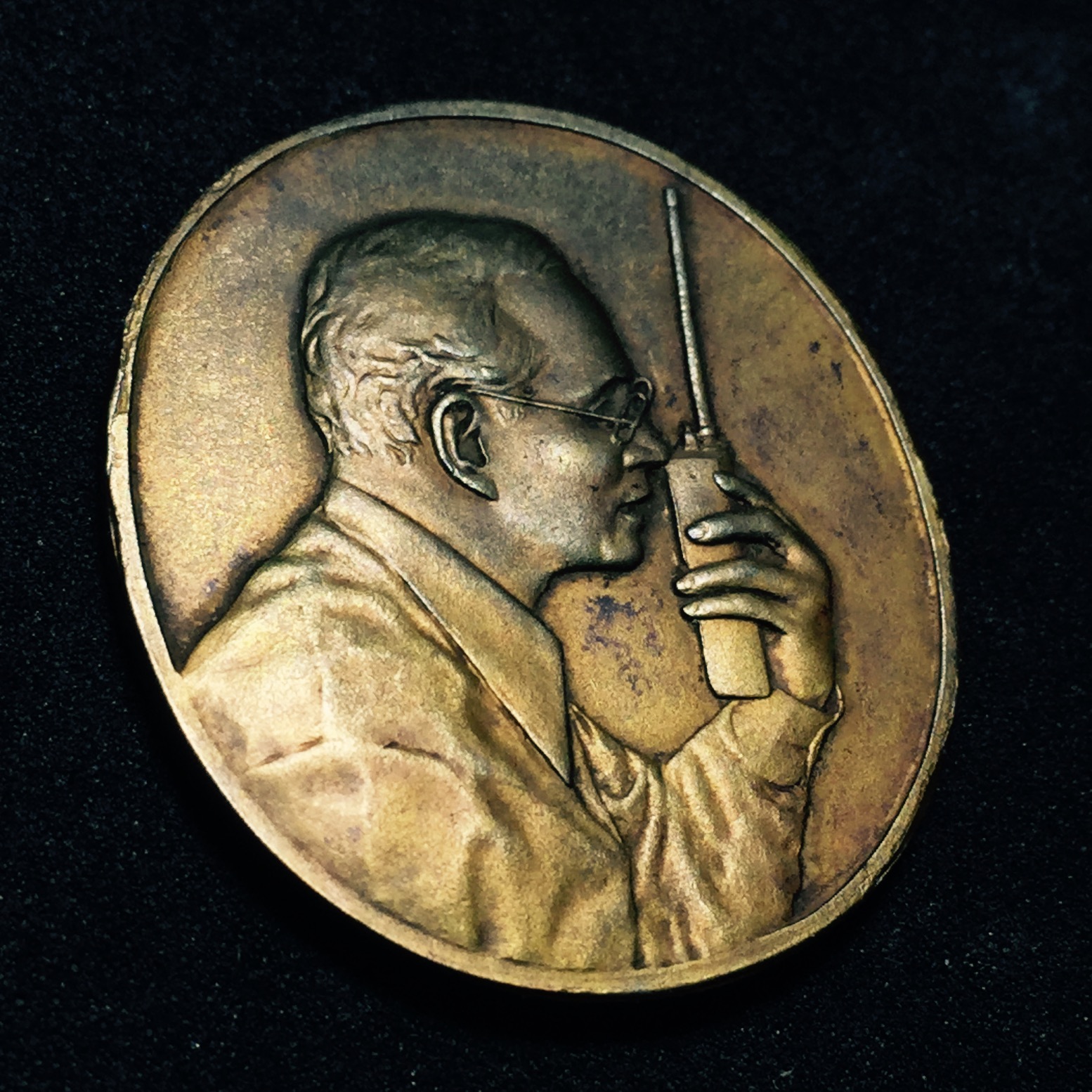 เหรียญที่ระลึกเฉลิมพระเกียรติ พระราชกรณียกิจ ด้านการสื่อสาร กรมไปรษณีย์โทรเลข ปี2539 เนื้อนวะโลหะ (ในหลวงทรงวิทยุ)