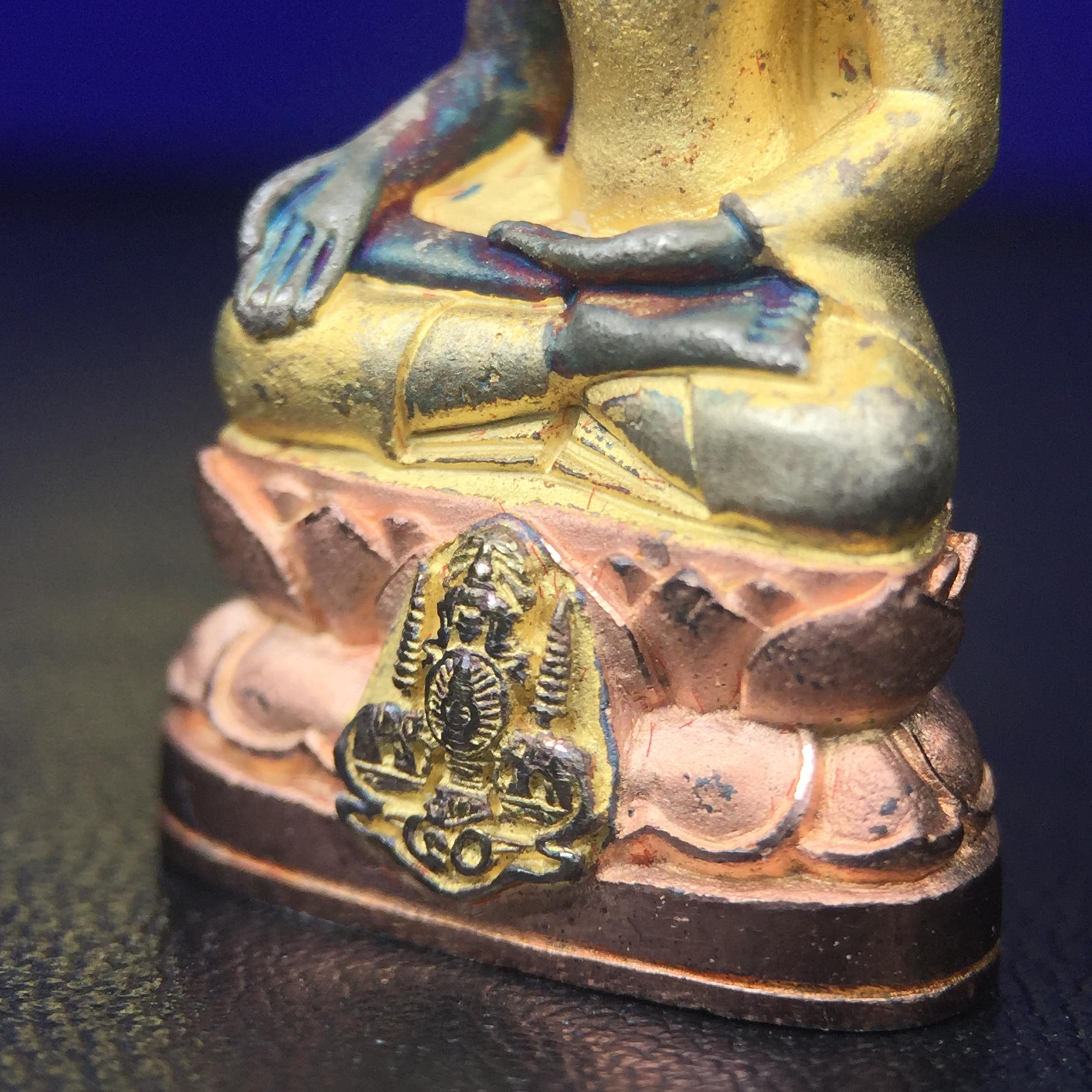 พระกริ่งไพรีพินาศ ครองสิริราชสมบัติครบ 50 ปี พ.ศ.2540 เนื้อเงินสามกษัตริย์ ผิวเดิมๆขึ้นสีรุ้งธรรมชาติแบบนิยม(สเน่ห์พระเนื้อเงินสีสันที่ธรรมชาติสรรค์สร้าง)พร้อมกล่องบรรจุเดิมครบ(เข้มขลังทรงอานุภาพยิ่งใหญ่ กำราบศัตรูพ่ายสิ้น พระไพรีพินาศ)(หายาก)1ใน539 องค์