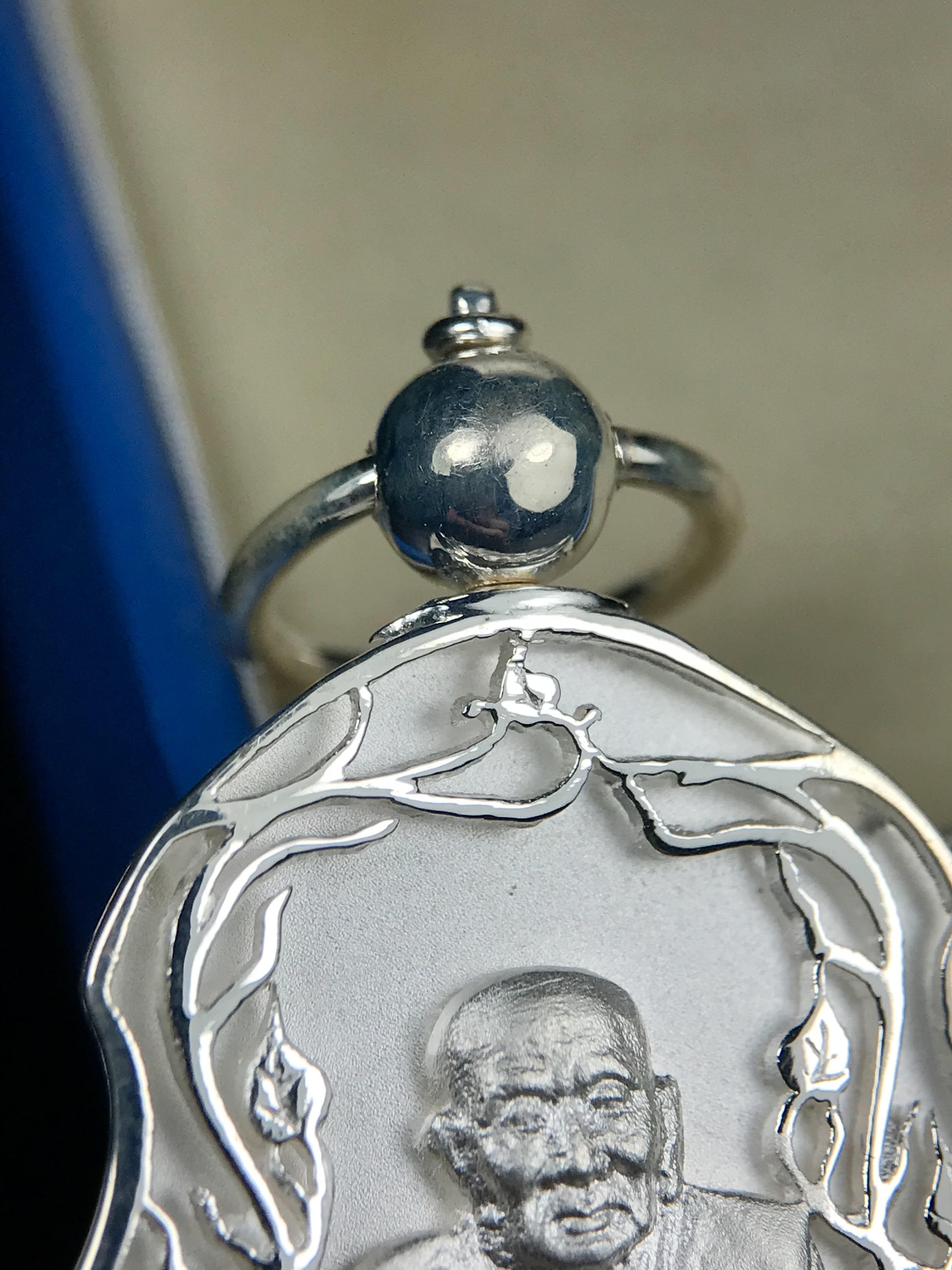 เหรียญหลวงปู่ทวด พระนามาภิไธย สก. แบบงานฉลุโบราณ(HAND MADE) ปี 2544 เนื้อเงิน(ผิวสวย) พิธีปลุกเสก ณ อุโบสถวัดช้างให้ และ พิธีมังคลาภิเษก ณ พระอุโบสถ วัดพระศรีรัตนศาสดาราม(วัดพระแก้ว) (1 ใน 2000 เหรียญ)พบเจอน้อยหายากมาก