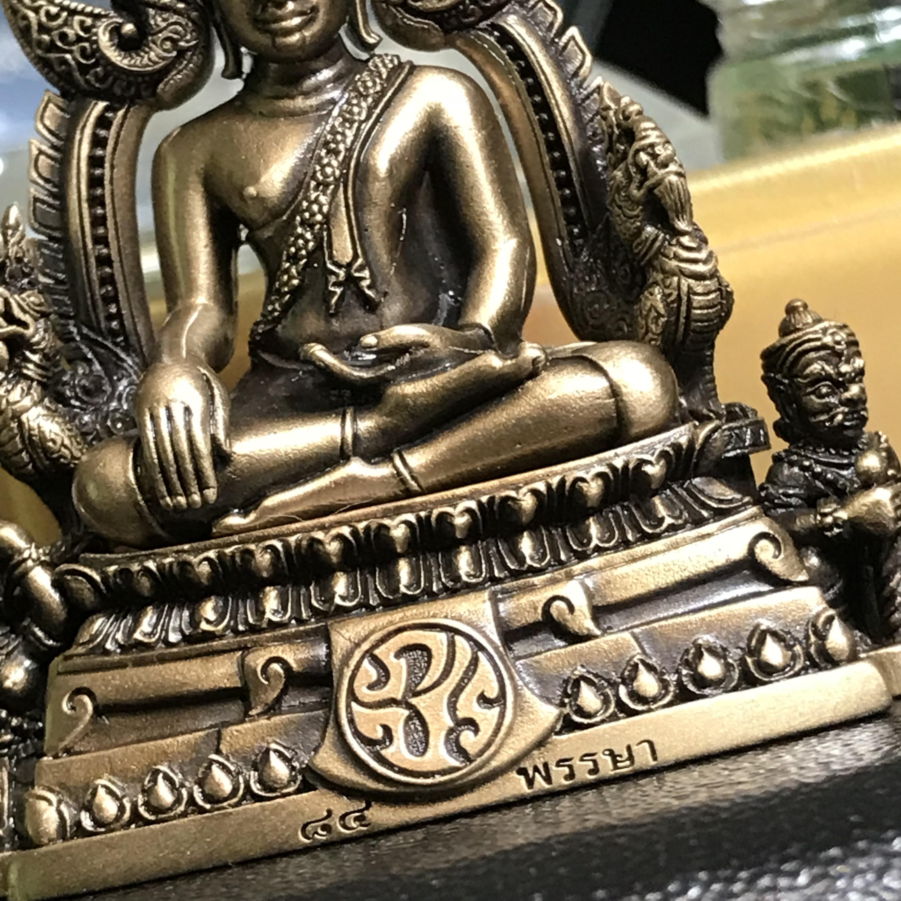 พระพุทธชินราช(จำลอง) ภปร 84 พรรษา เนื้อบรอนซ์รมดำซาติน พิมพ์ใหญ่ขนาดหน้าตัก 3/4 นิ้ว(1ใน5000องค์) )(พระราชทานมวลสาร จิตรลดาและเส้นพระเจ้า(เส้นผม)รัชกาลที่9)