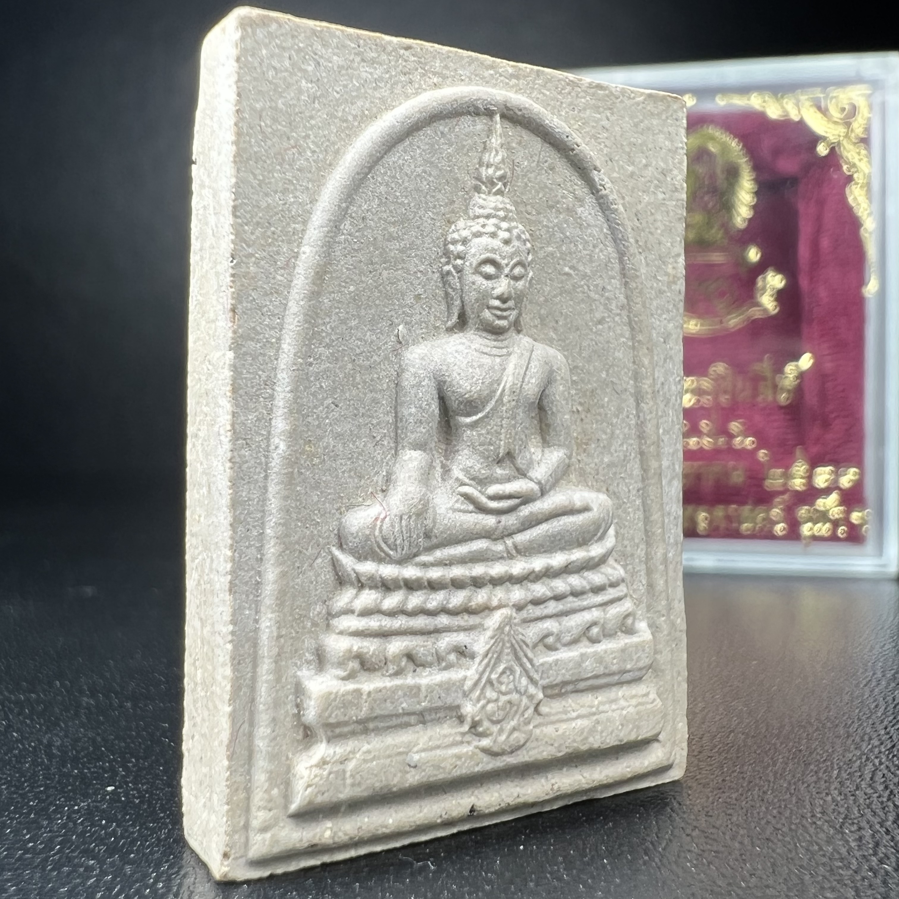 พระพุทธชินสีห์ ภปร. ทันโต เสฏโฐ ปี2533 พิมพ์ใหญ่(องค์นี้ด้านหลังบรรจุพลอยเสกมงคลเยอะมาก) บรรจุพระทนต์ในหลวง รุ่นเดียวในประวัติศาสตร์ ****รุ่นนี้ขอแนะนำ****