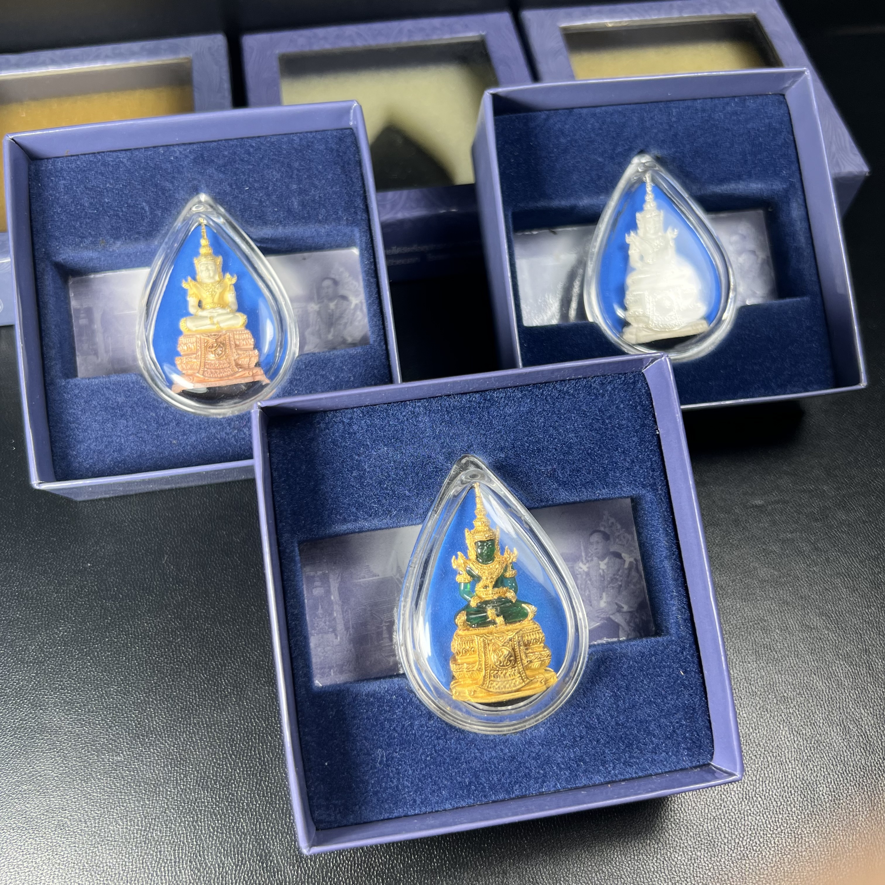 พระแก้วมรกต ภปร. จัดสร้างโดย รพ.ภูมิพลฯ ปี2547 ลอยองค์ขนาดหน้าตัก 1/2 นิ้ว (เนื้อเรซิ่นหุ้มทองคำ99.99%+เนื้อเงิน+เนื้อเงินสามกษัตริย์)(1ชุด 3 องค์)งดงามทรงคุณค่าอีกหนึ่งรุ่นยอดนิยม หายาก