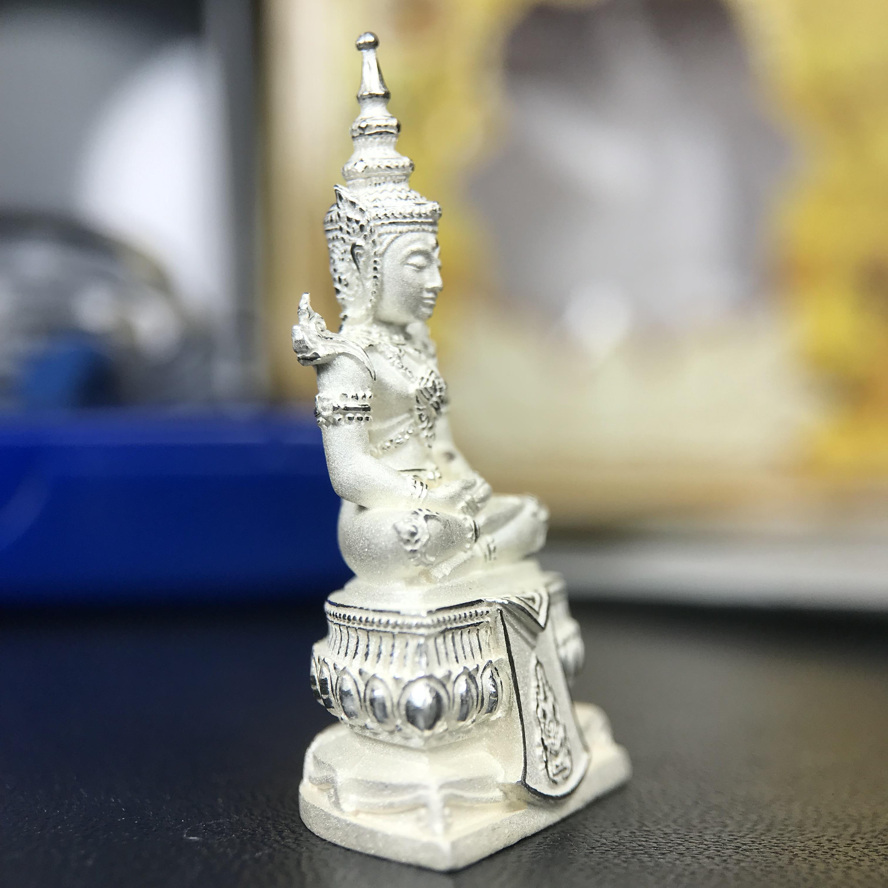 พระแก้วมรกต ทรงเครื่องฤดูร้อน พระราชทานประดิษฐานตราสัญลักษณ์ฉลองสิริราชสมบัติ ครบ 60 ปี ในหลวงรัชกาลที่ 9 พ.ศ.2549 เนื้อเงินลอยองค์พิมพ์ใหญ่ สูง 3.6 ซม. ขนาดหน้าตัก 1/2 นิ้ว (พิธีใหญ่มหาพุทธาภิเษก ณ พระอุโบสถวัดพระแก้ว เกจิอาจารย์ ทั่วประเทศ 108 รูป )