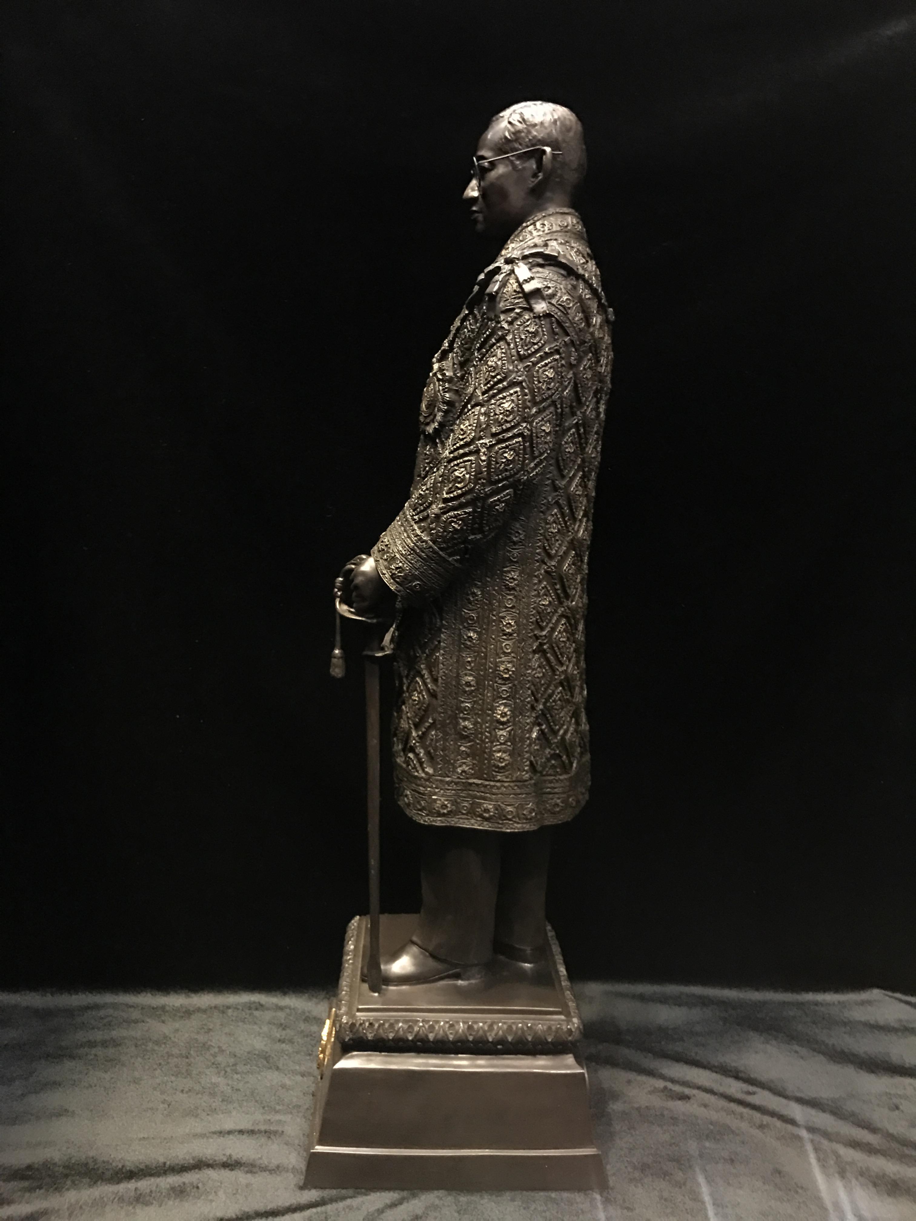 พระบรมรูปจำลองในหลวง รัชกาลที่ ๙ จัดสร้างโดย สมาคมศิษย์เก่าวิทยาศาสตร์ จุฬาลงกรณ์มหาวิทยาลัยและคณะวิทยาศาสตร์ จุฬาลงกรณ์มหาวิทยาลัย ปี2539(พร้อมกล่องบรรจุเดิมและใบรับรองจากผู้จัดสร้าง)