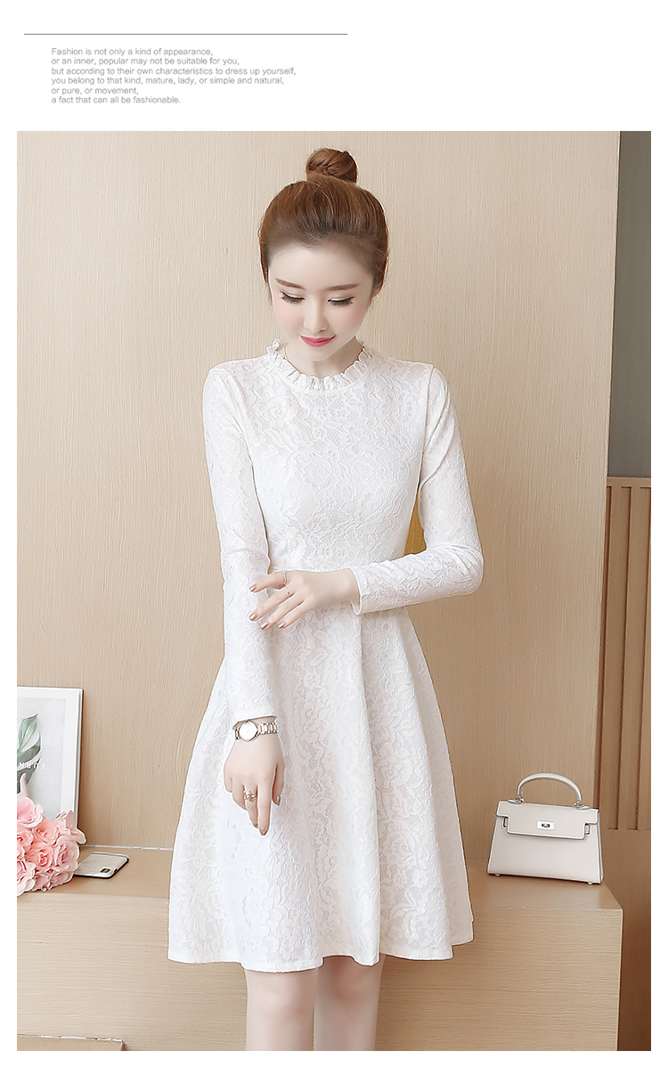 ชุดเดรสสั้นผ้าลูกไม้สีขาว คอสูง แขนยาว กระโปรงทรงเอบาน สวยหวาน เรียบร้อย ดูดี