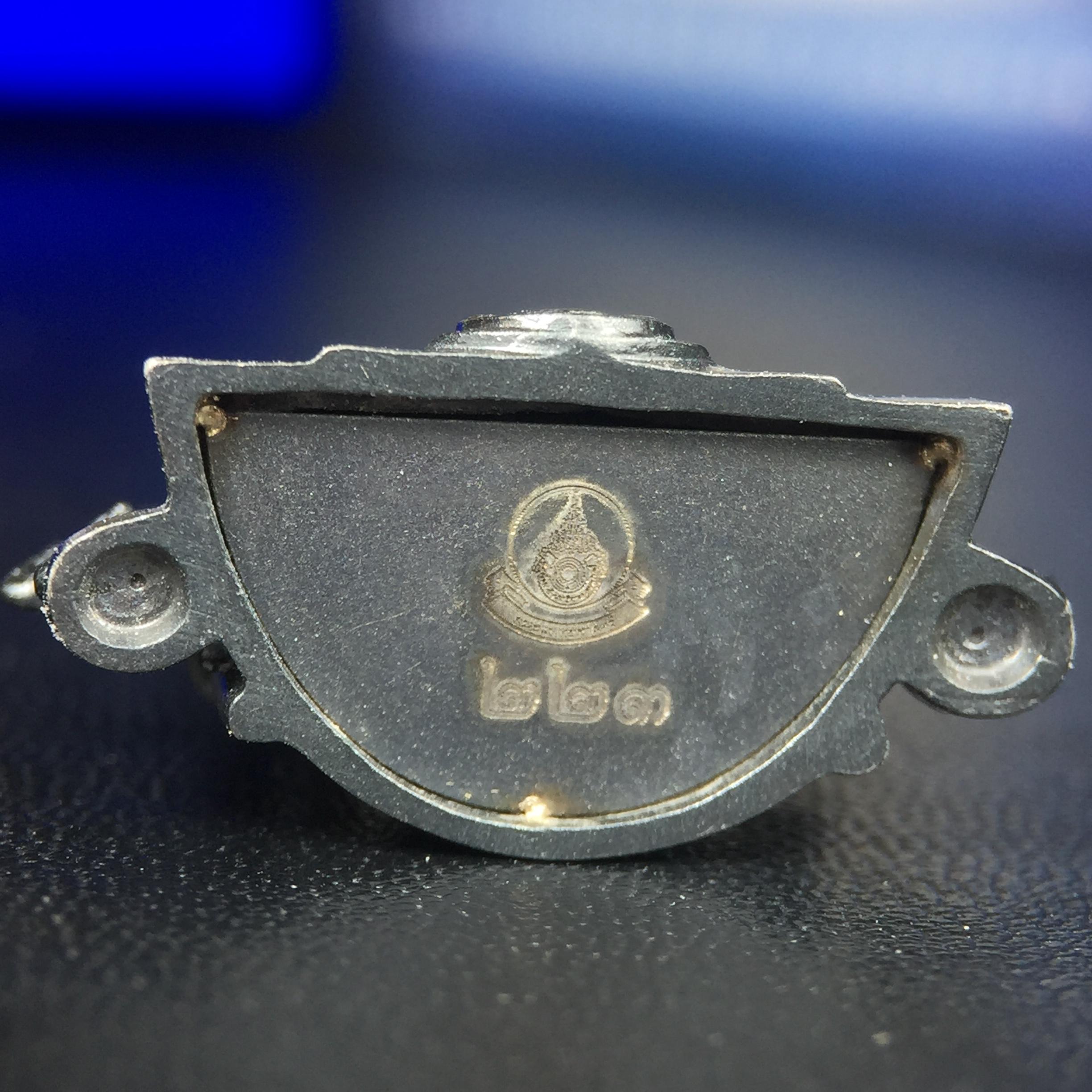 พระพุทธชินราช ภปร. โครงการ เพราะแผ่นดินนี้คือแผ่นดินเกิด เนื้อเงินชุบทองคำขาวซุ้มรมดำ ปี2551 ขนาดหน้าตัก1/2นิ้ว(3.5*2.5 ซม.) (สวยงามหายาก)1ใน 5000 องค์